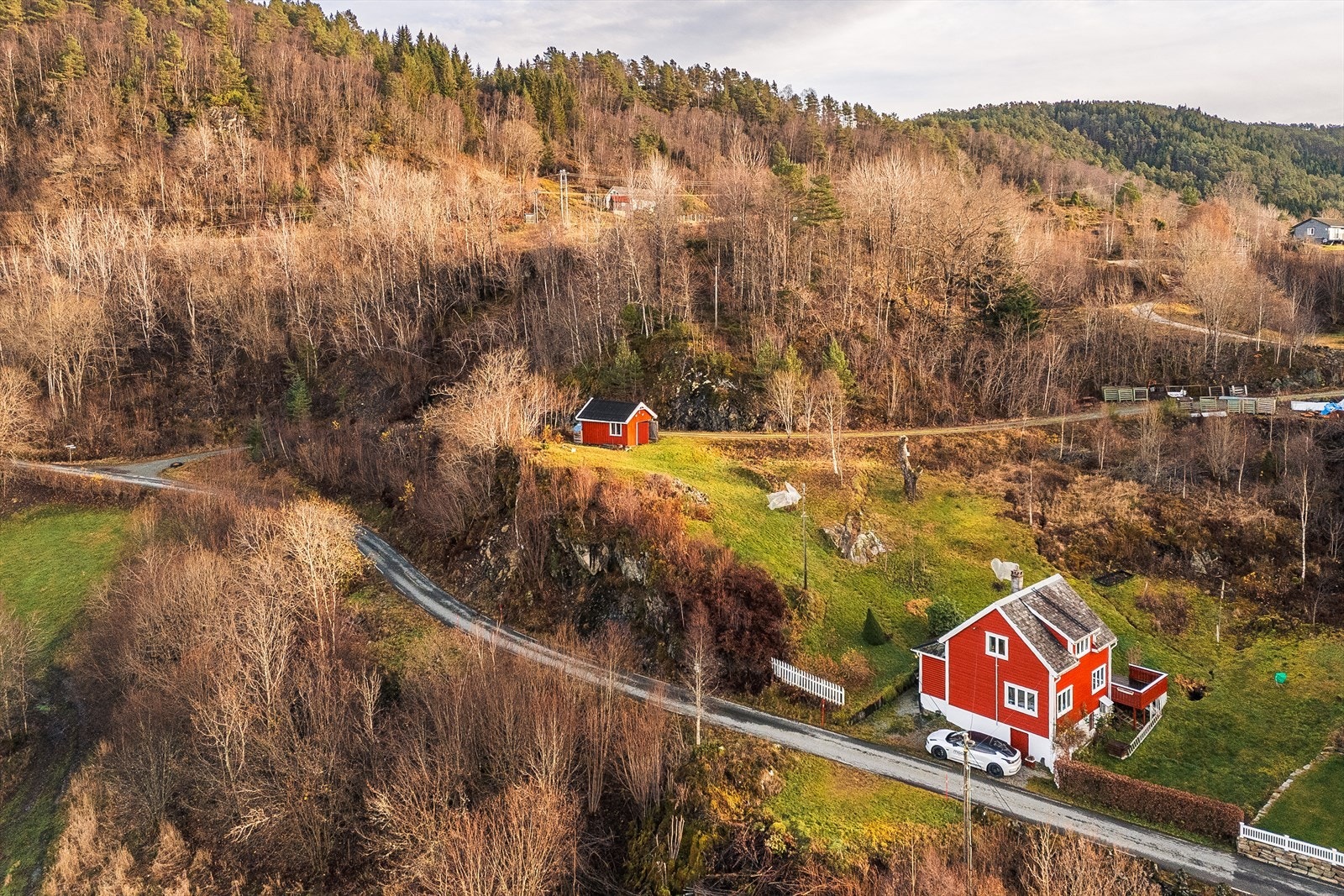 Romslig tomt på om lag 1,5 mål, bebygd med en enebolig og et tilhørende uthus. Galleribilde