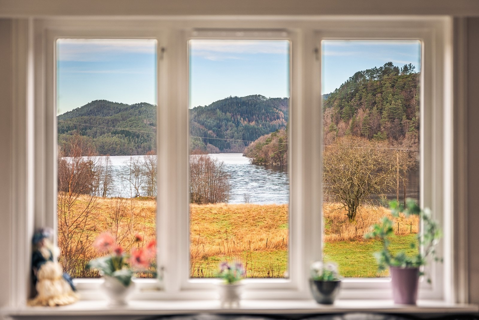 Vakker utsikt over Nordbustadvatnet fra stuevinduet. Galleribilde