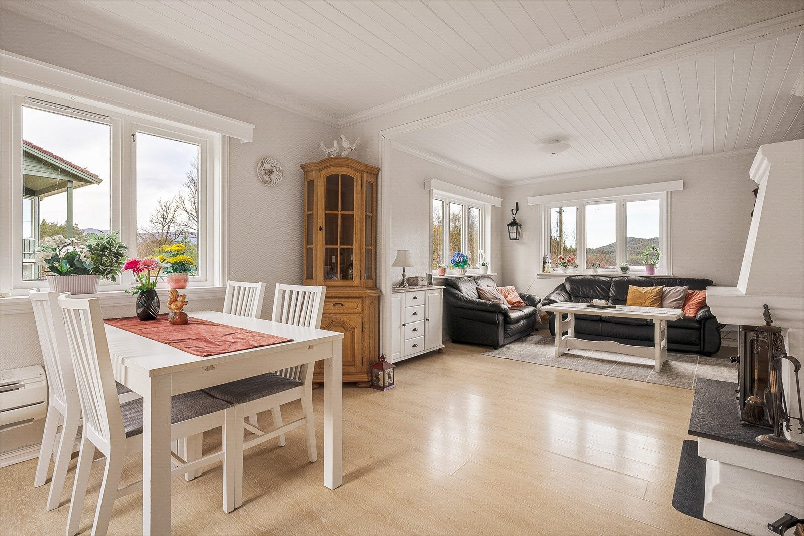 Boligen har godt med lysinnslipp fra store vinduer. Galleribilde