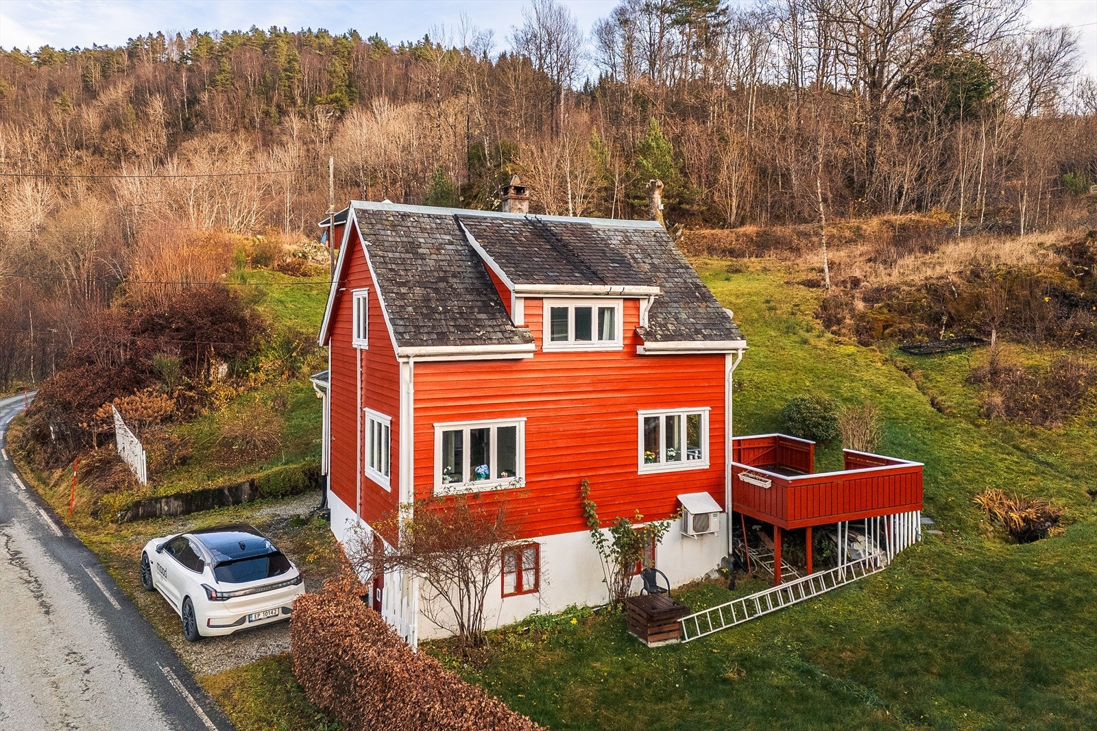 Parkering på tomten. Galleribilde