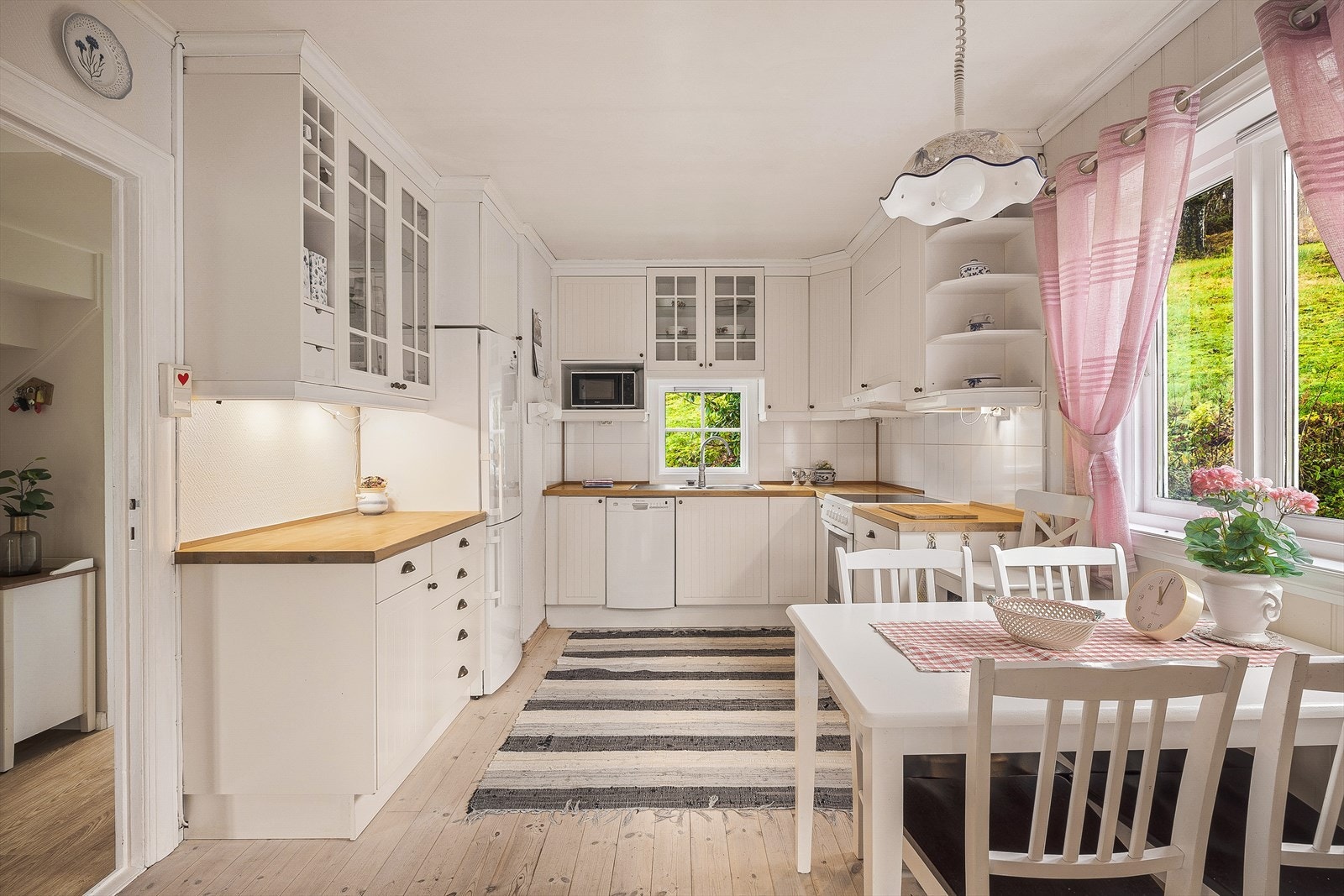 Svært romslig kjøkken med rikelig benke- og skapplass. Galleribilde