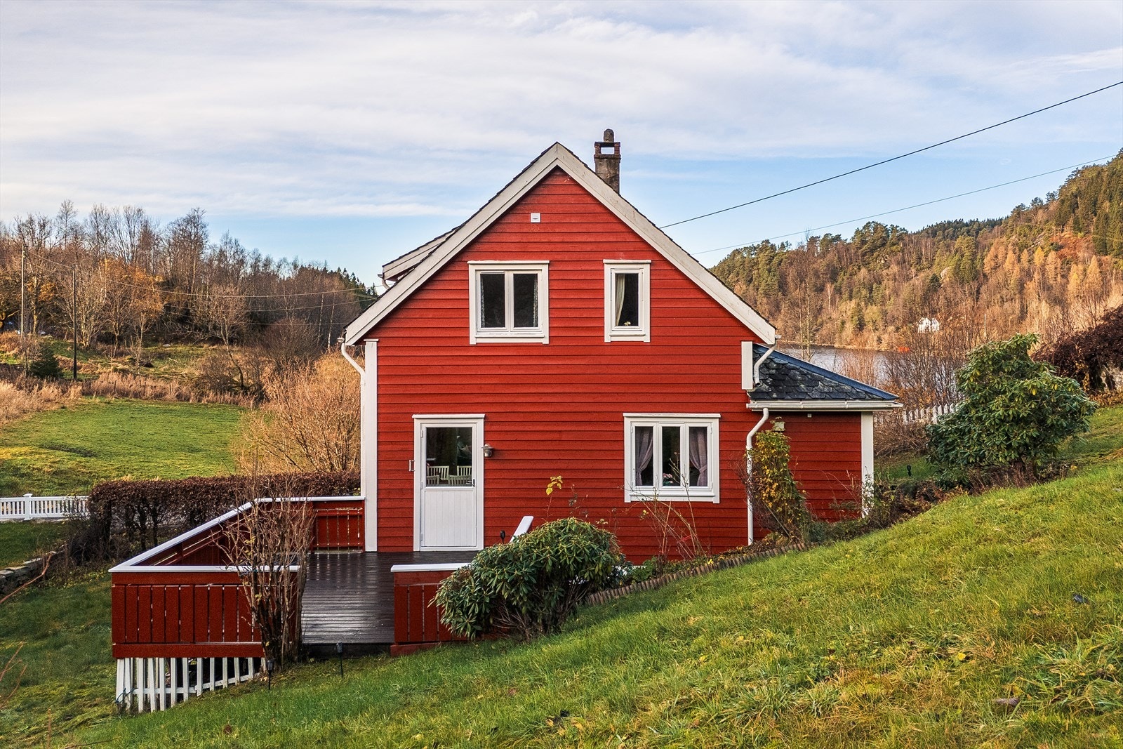 Terrasse i bakkant av eiendommen med utgang fra stue. Galleribilde