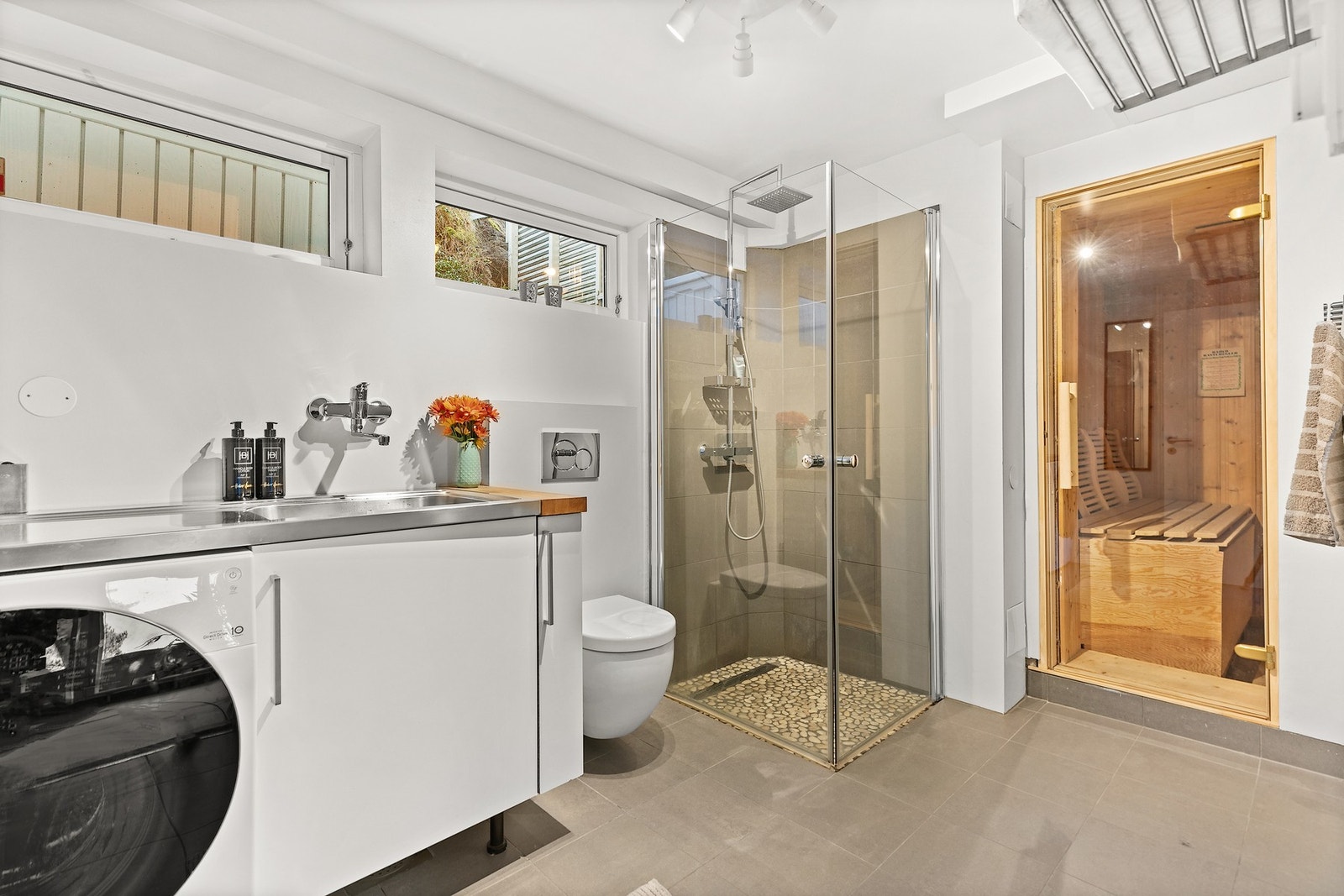 Baderommet nede er også romslig. Her er det i tillegg vaskerom og badstue. Galleribilde