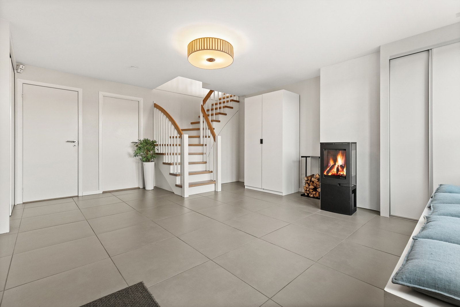 Entreen i underetasjen fremstår som representativ og praktisk.
Stor bod til venstre i bildet. Galleribilde