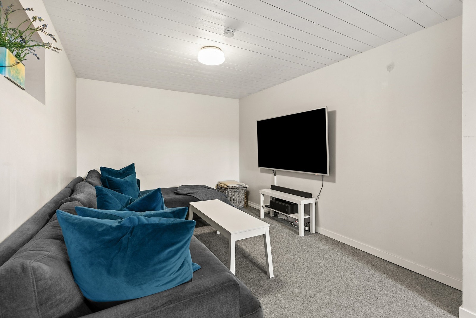 I underetasjen er et av boligens bodrom benyttet til tv-stue og kontor. Galleribilde