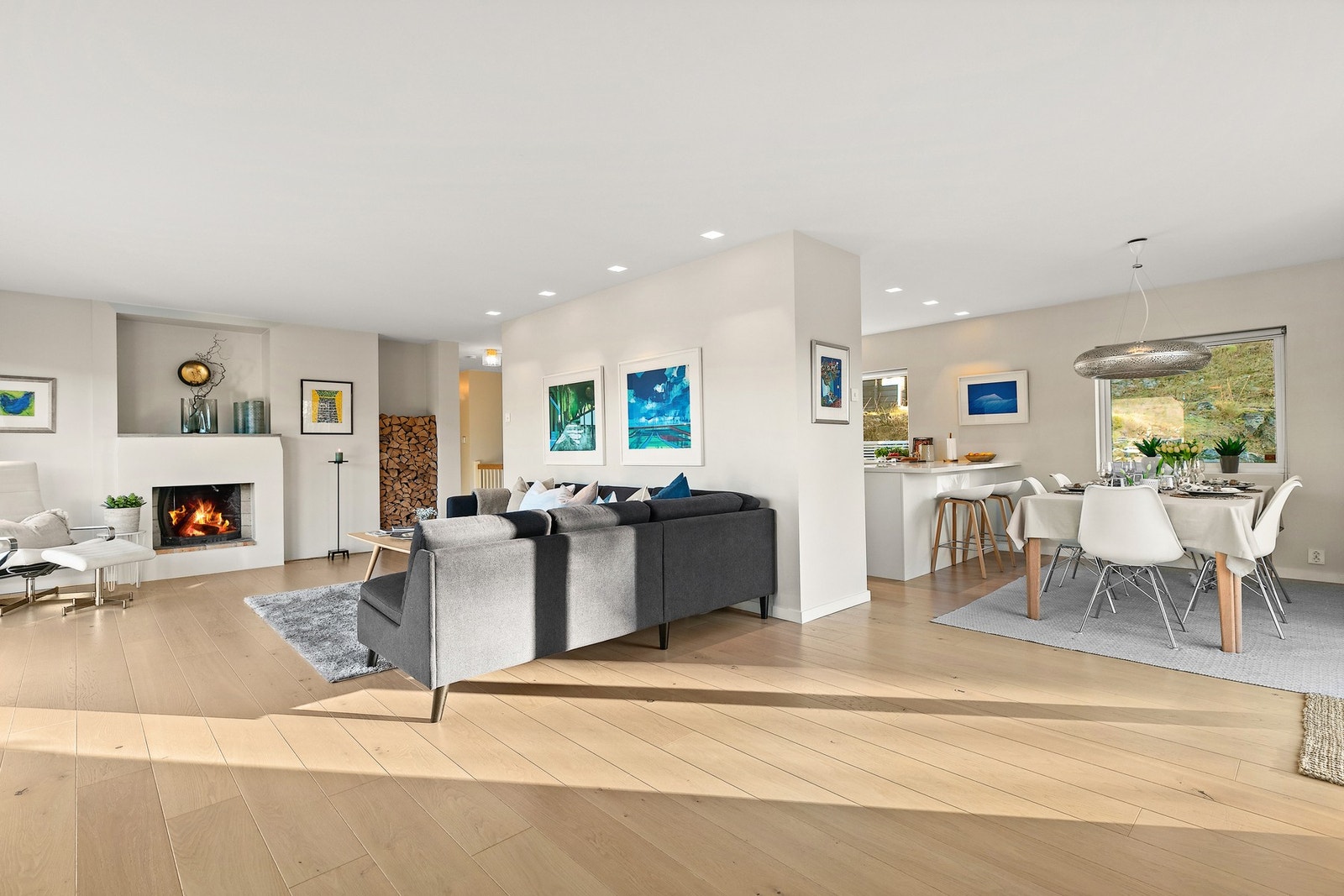 Etasjen har en naturlig og fin flyt mellom stuen, spisestuen og kjøkkenet. Galleribilde