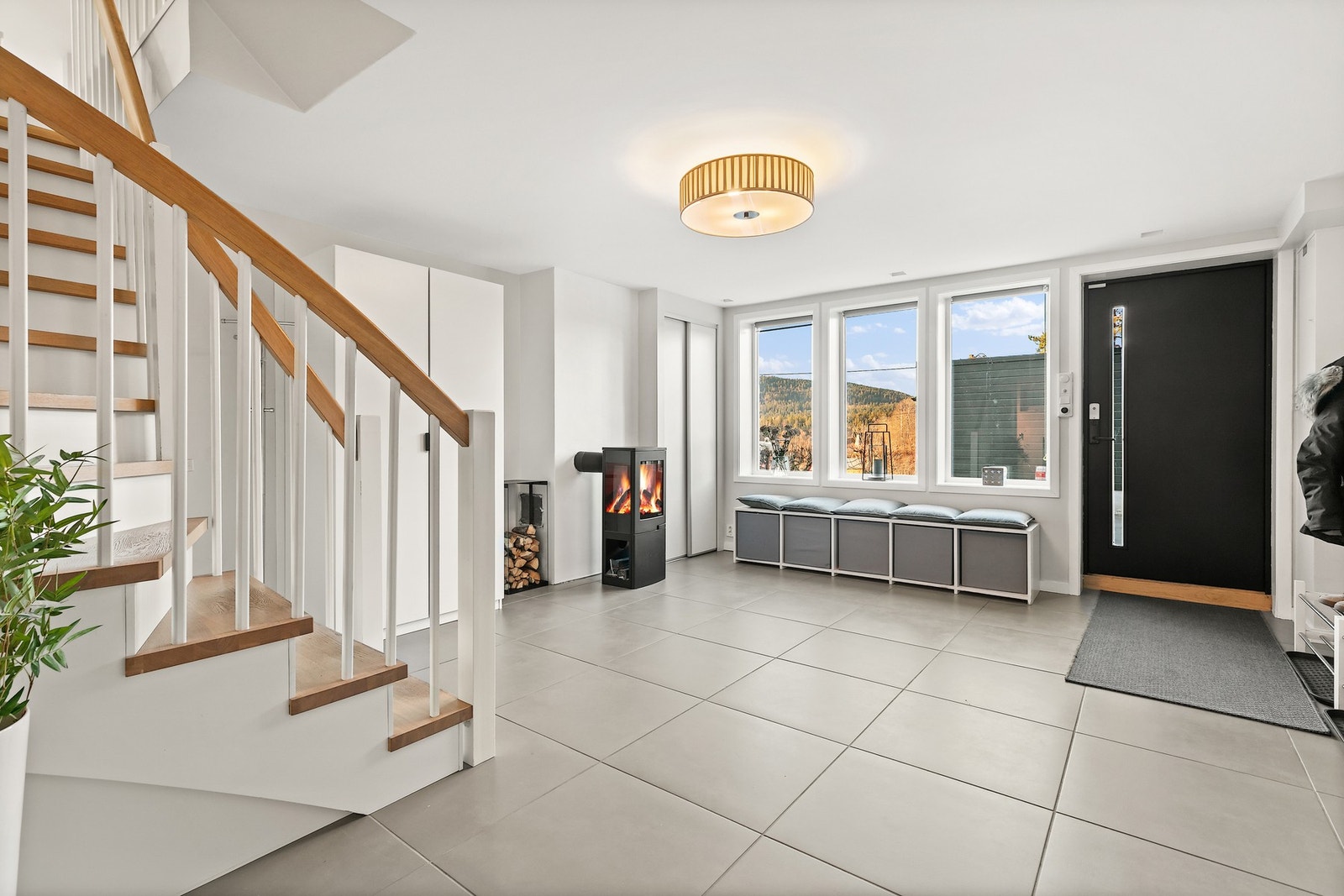 Rommet preges meget positivt av ildstedet. Galleribilde