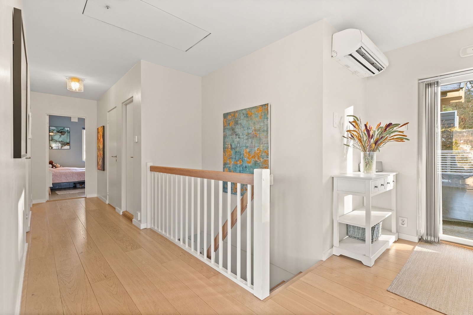 Innover i etasjen finnes 4 soverom og ett bad. Galleribilde