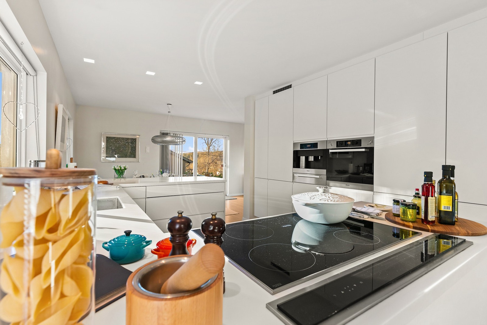 Her slipper man store ventilasjonsvifter i synsfeltet, denne er nedfelt i kjøkkenbenken. Galleribilde