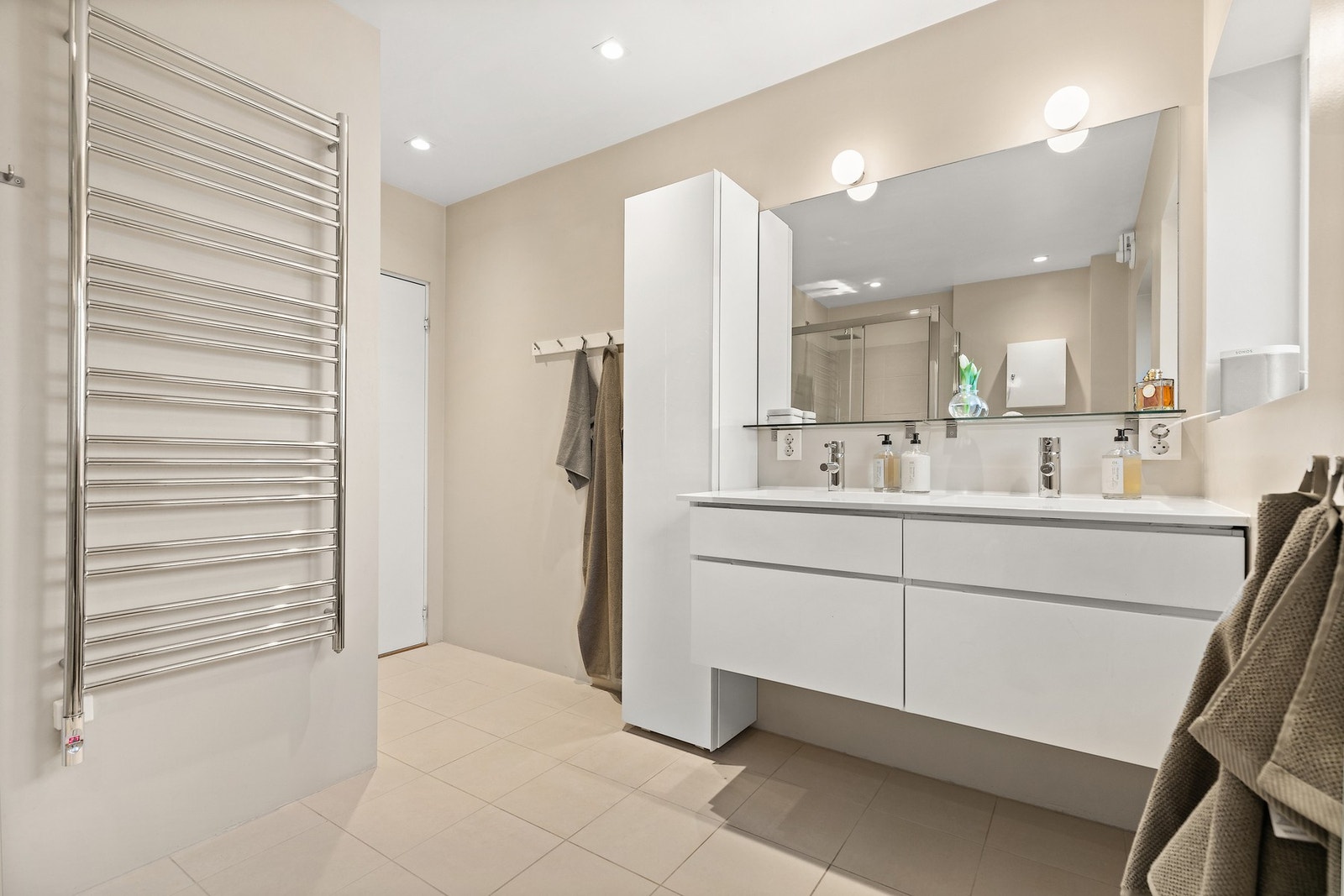 Store fliser på gulv og vegger gir et rent og helhetlig uttrykk. Galleribilde