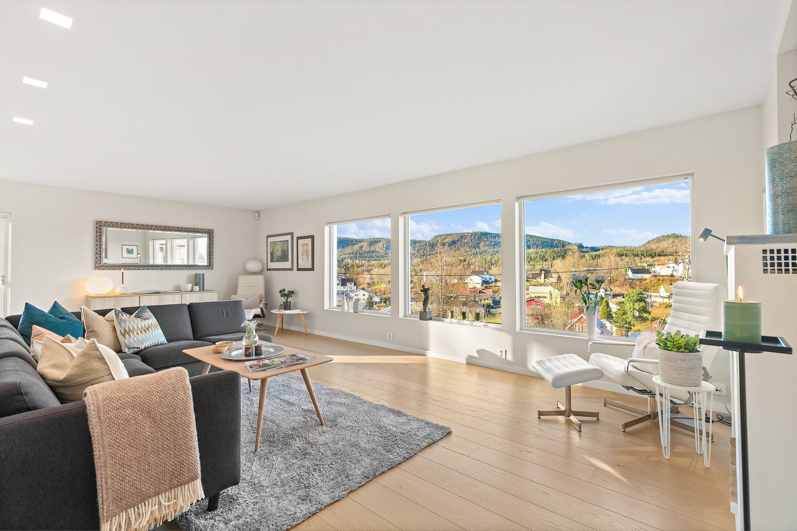 Inne åpner stuen seg mot Kolsåstoppen og nærområdet. Galleribilde