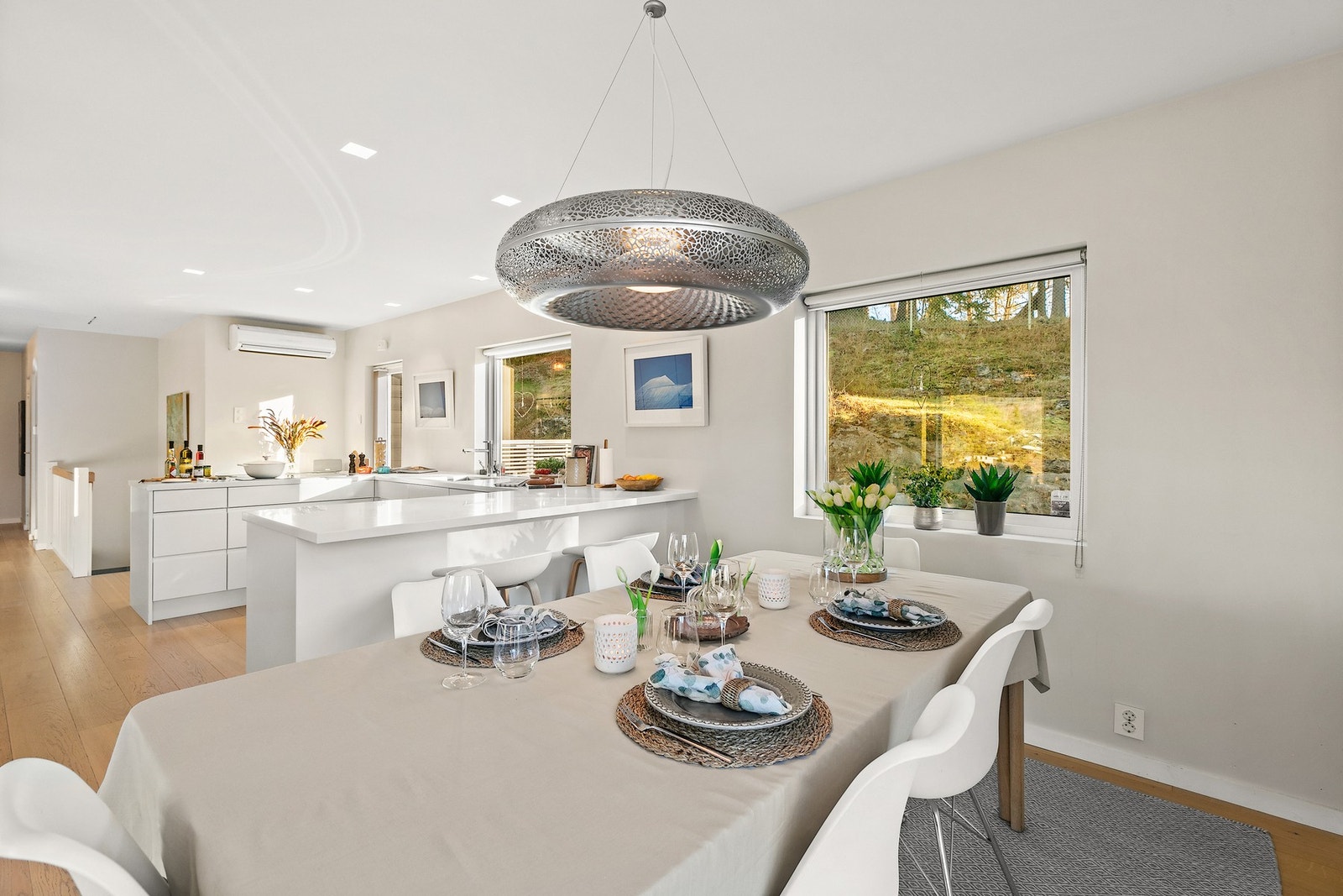 Kjøkkenet er innredet med tidløse elementer. Galleribilde