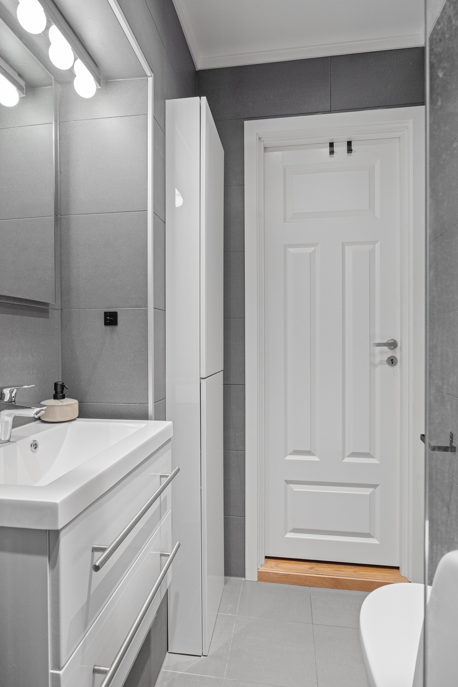 Hele badet er flislagt, varme i gulvet og downlights i himlingen. Galleribilde