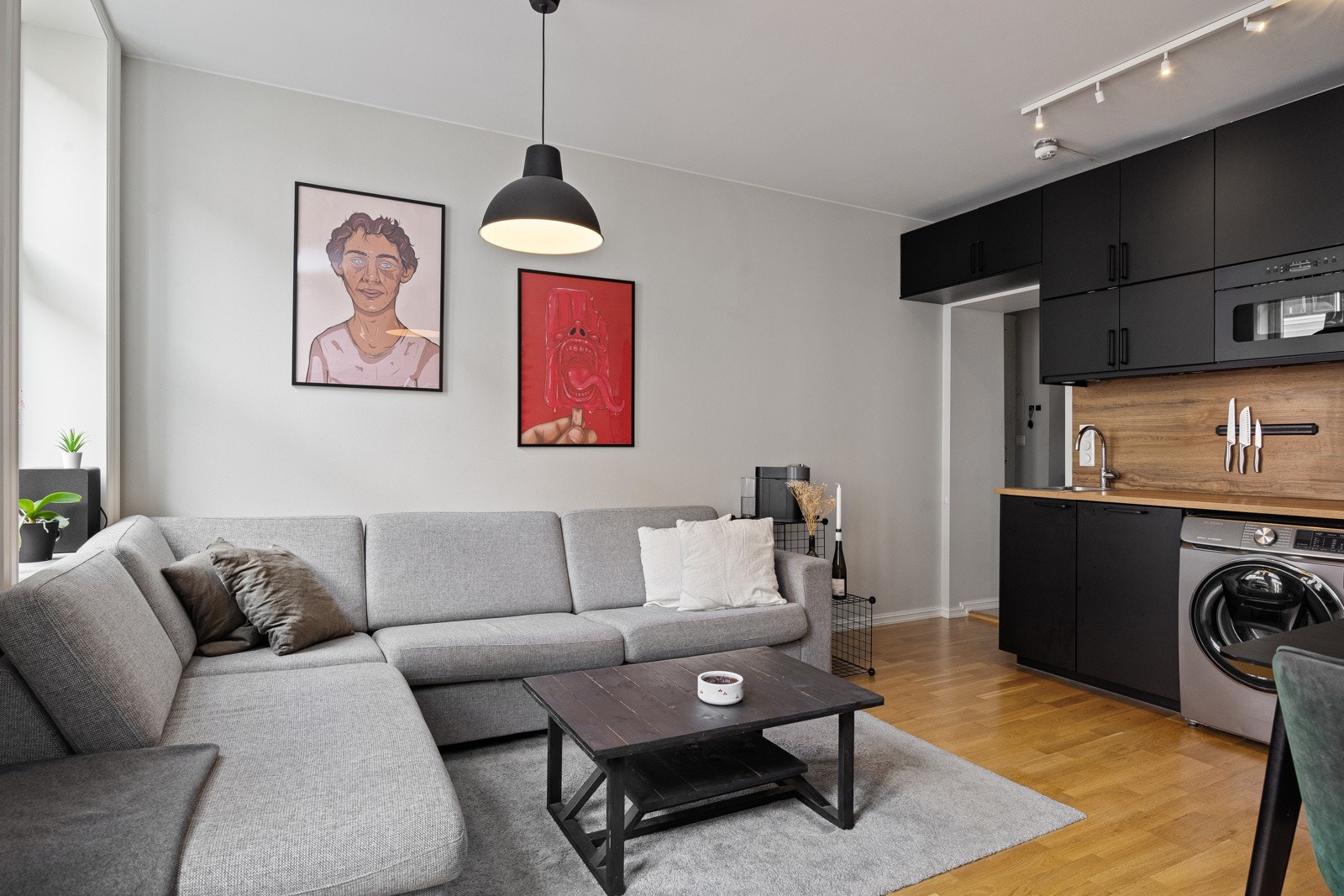 Stuen byr på gode møbleringsmuligheter med plass til sofagruppe og spisebord. Galleribilde