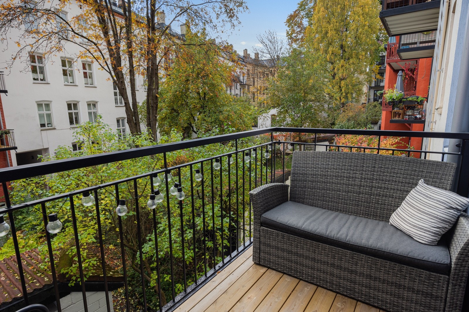 Balkongen er vendt mot vest og byr på gode solforhold. Galleribilde