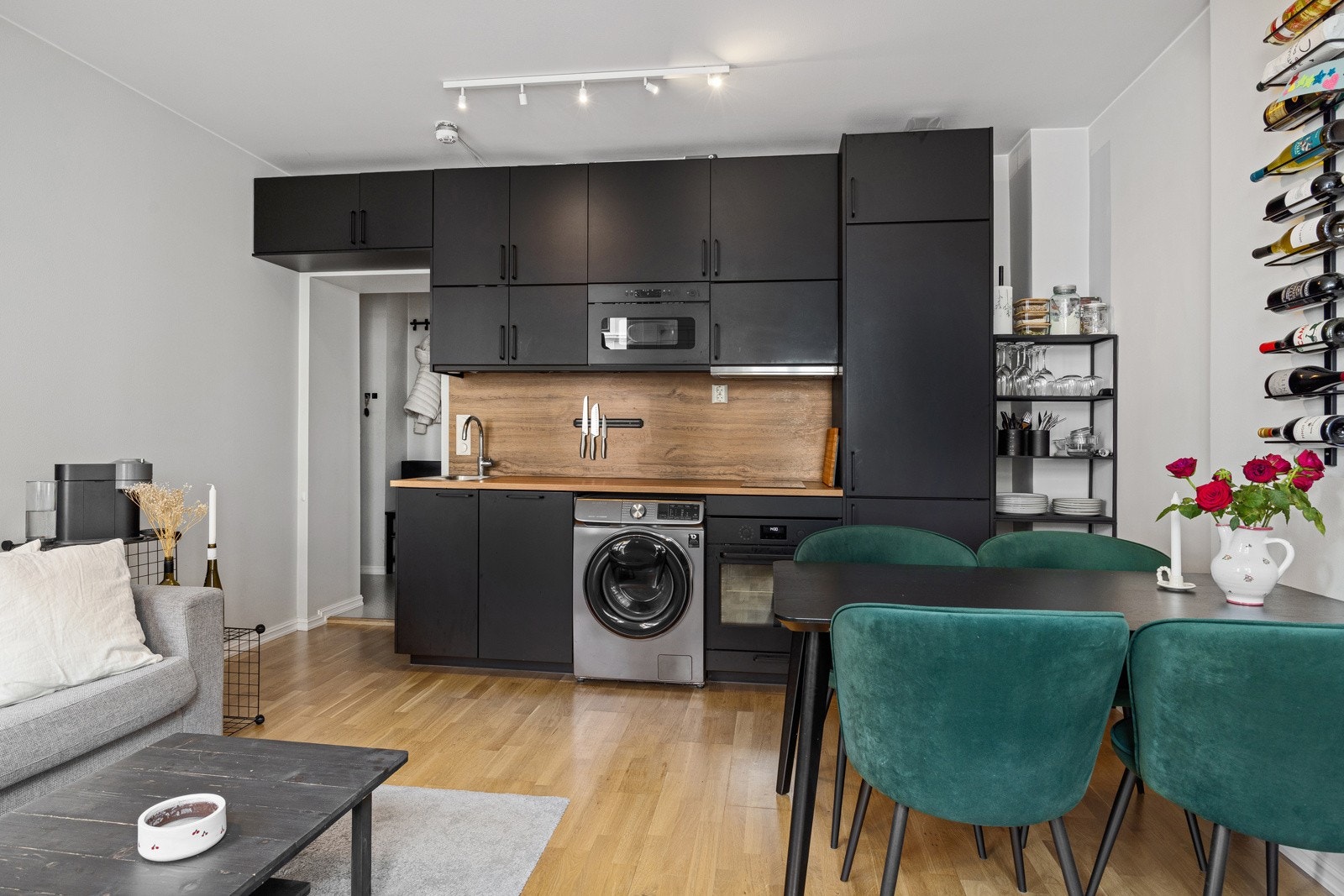 Kjøkkenet ligger i åpen løsning mot stuen, noe som sikrer en god utnyttelse av arealet og skaper et hyggelig og sosialt oppholdsrom. Galleribilde