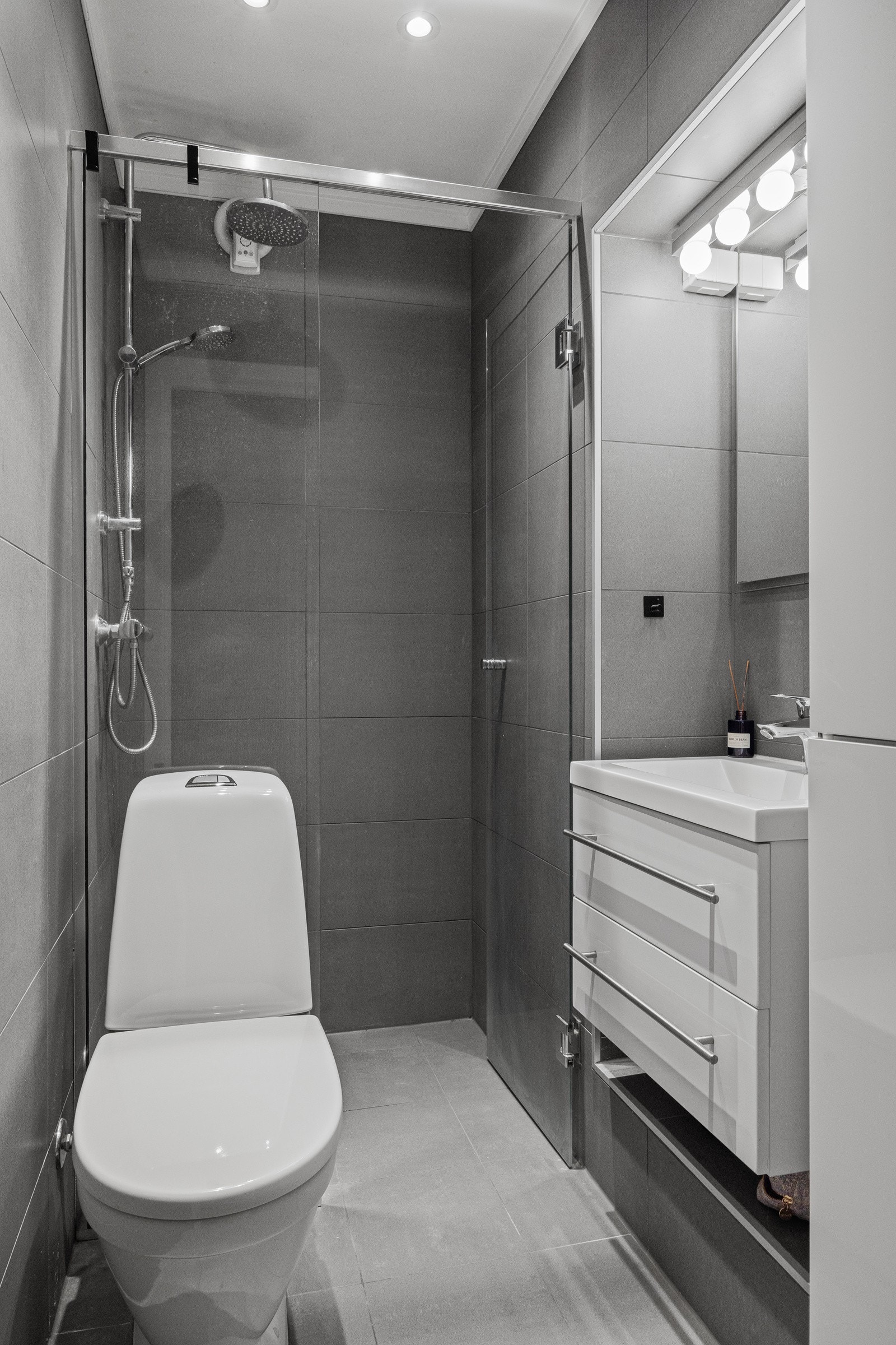 Leiligheten har et lyst baderom fra 2008 med enkelte oppgraderinger utført i ca. 2017. Galleribilde