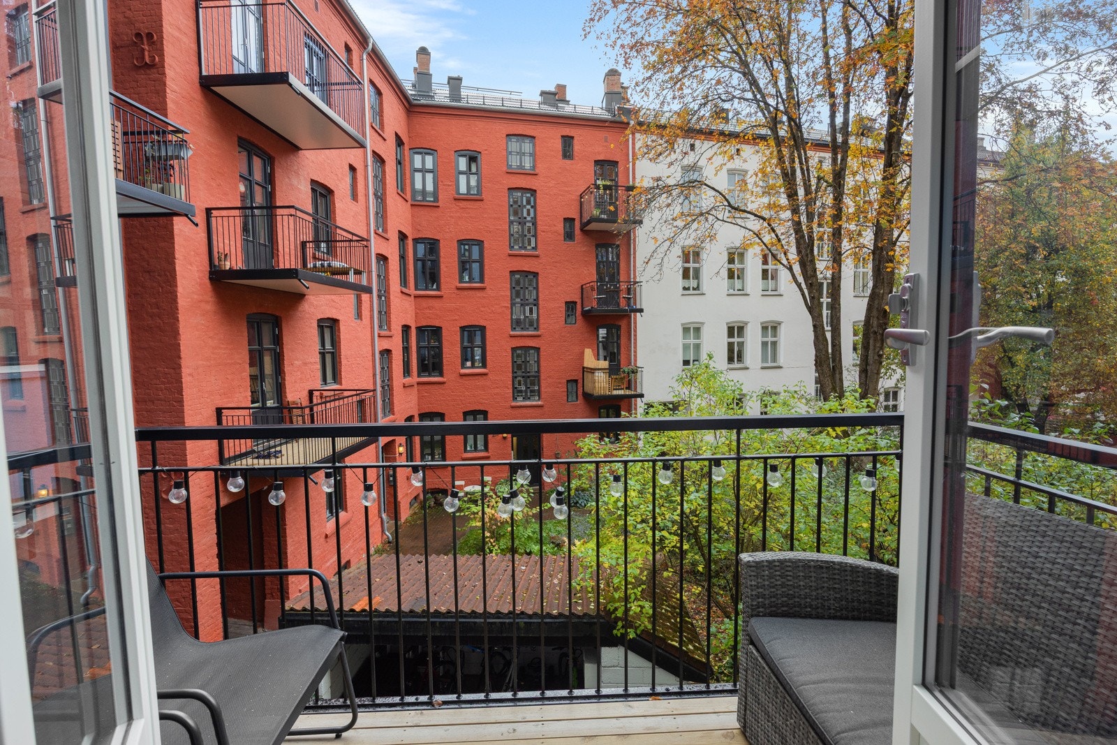 Her kommer du til en gjennomgående og luftig 3-roms i en klassisk bygård på Grünerløkka. Galleribilde