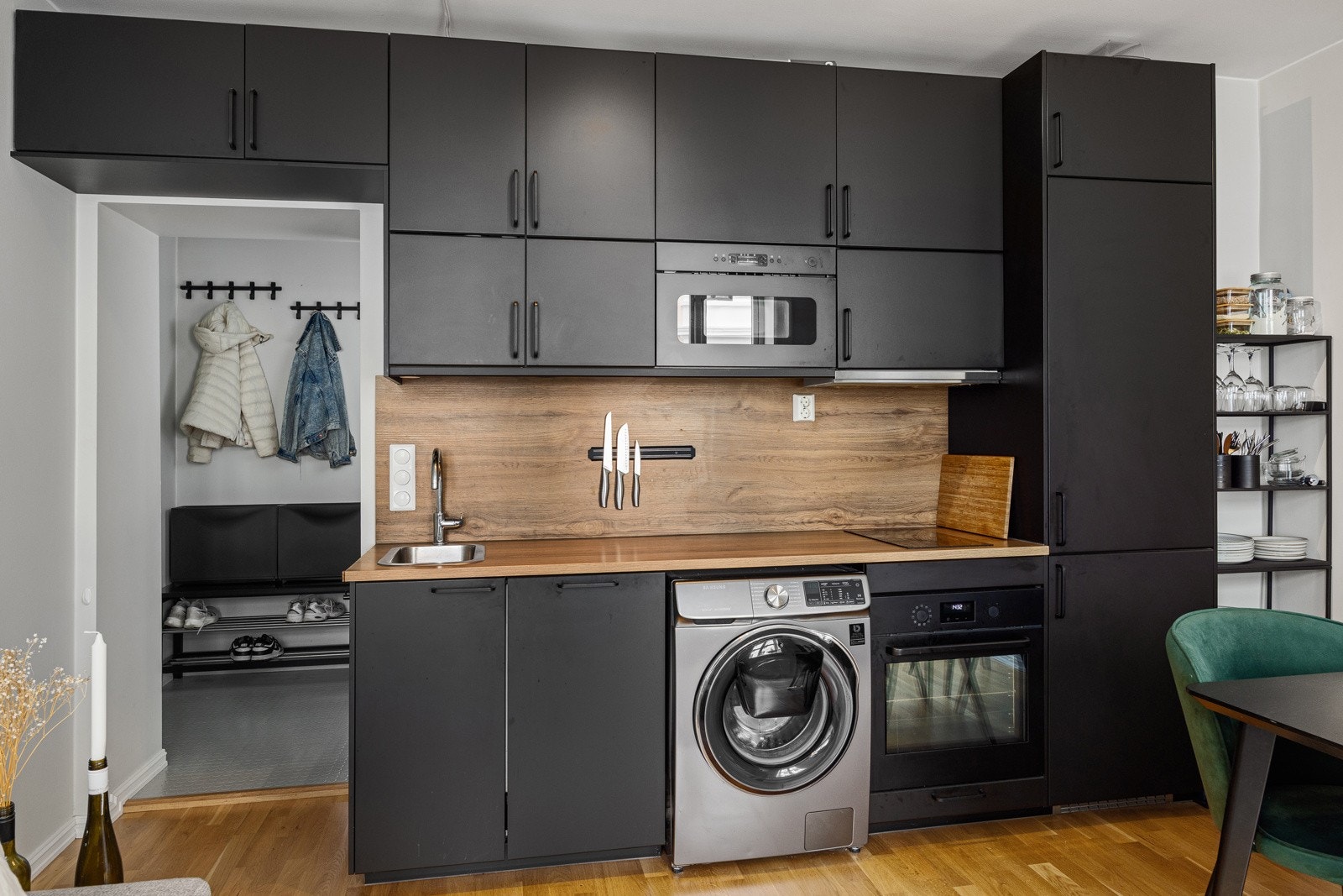 Pen kjøkkeninnredning fra 2019 med slette fronter, benkeplate av laminat og nedfelt oppvaskkum i rustfritt stål. Galleribilde