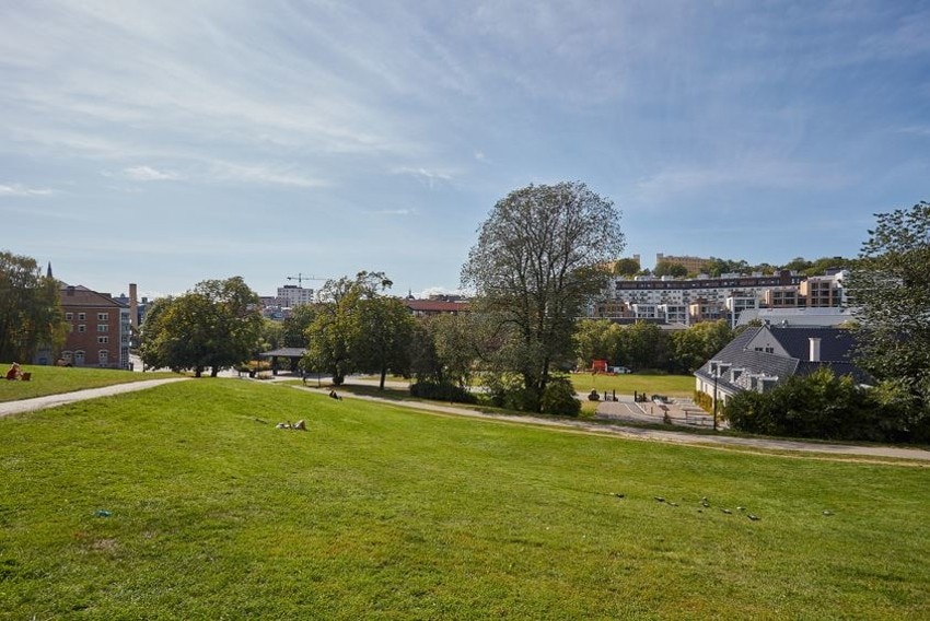Nyt ettermiddagssolen med Akerselva og ærverdige Nedre Foss gård i forkant. Galleribilde