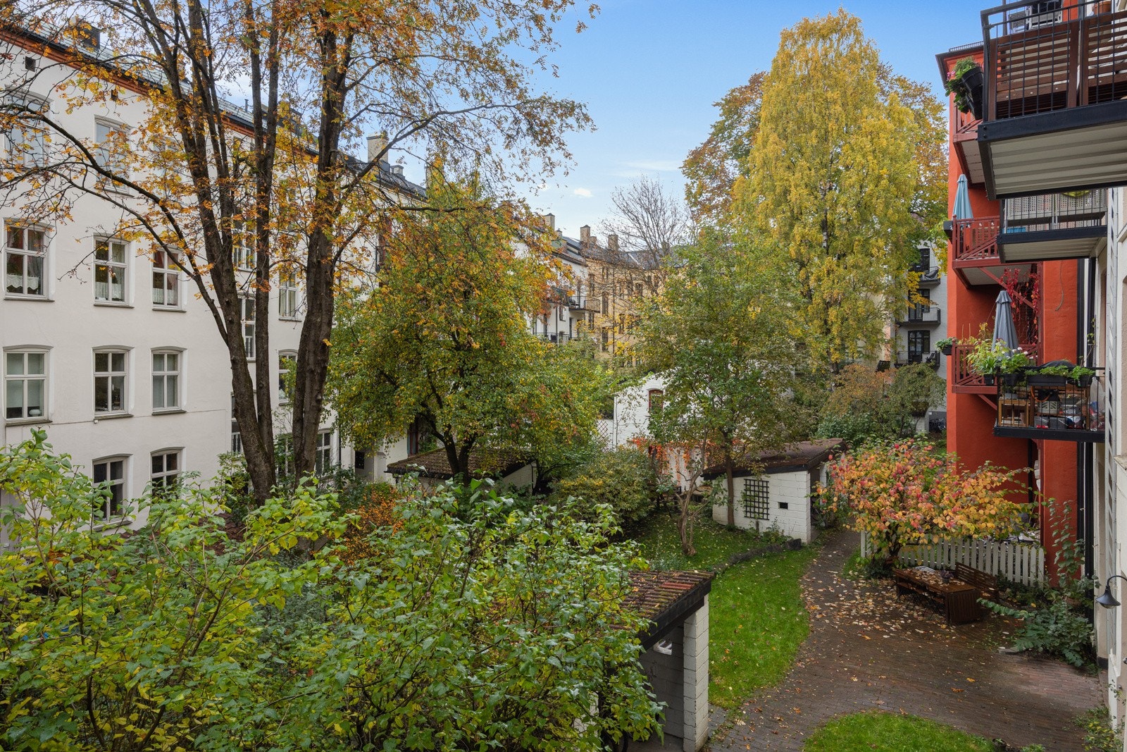 Det er fint utsyn mot den flotte bakgården. Her kan du nyte varme sommerdager! Galleribilde