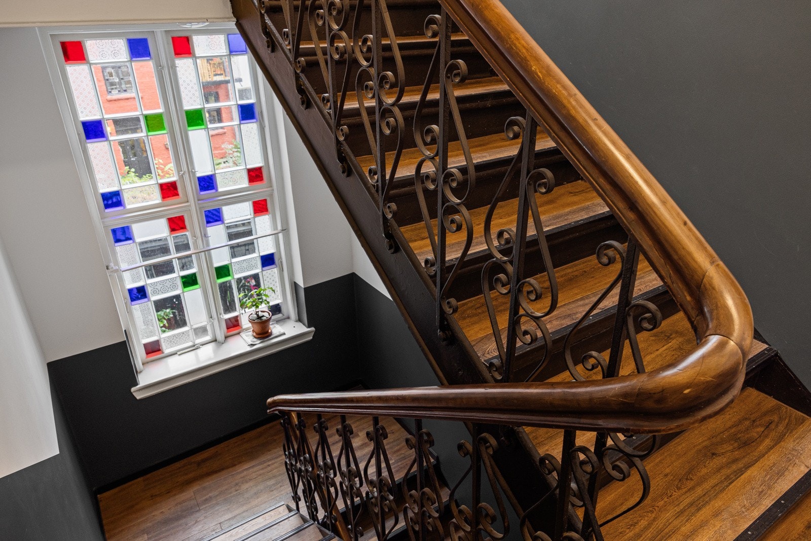 Leiligheten disponerer i tillegg en kjellerbod på ca. 8m² og en loftsbod med gulvareal på ca. 5m². Galleribilde