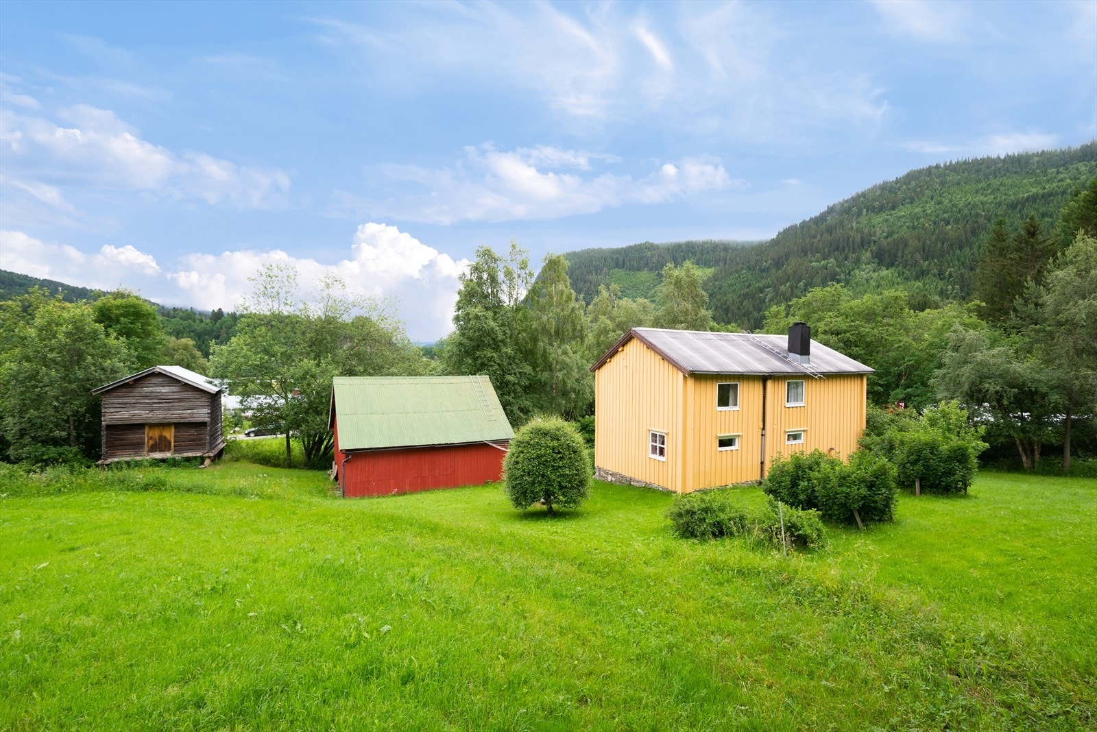 Eiendommen har både enebolig, stor utebod og stabbur. Galleribilde