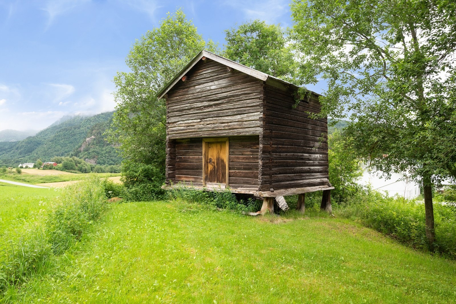 På tomten står det et sjarmerende stabbur i laftet tømmer. Galleribilde