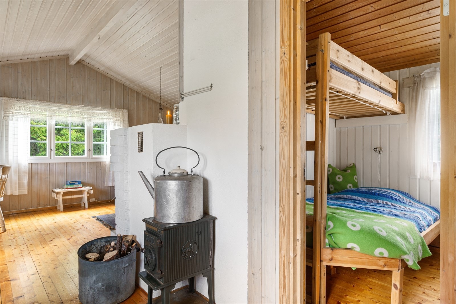 I hytta er det to soverom med plassbygde senger. Galleribilde
