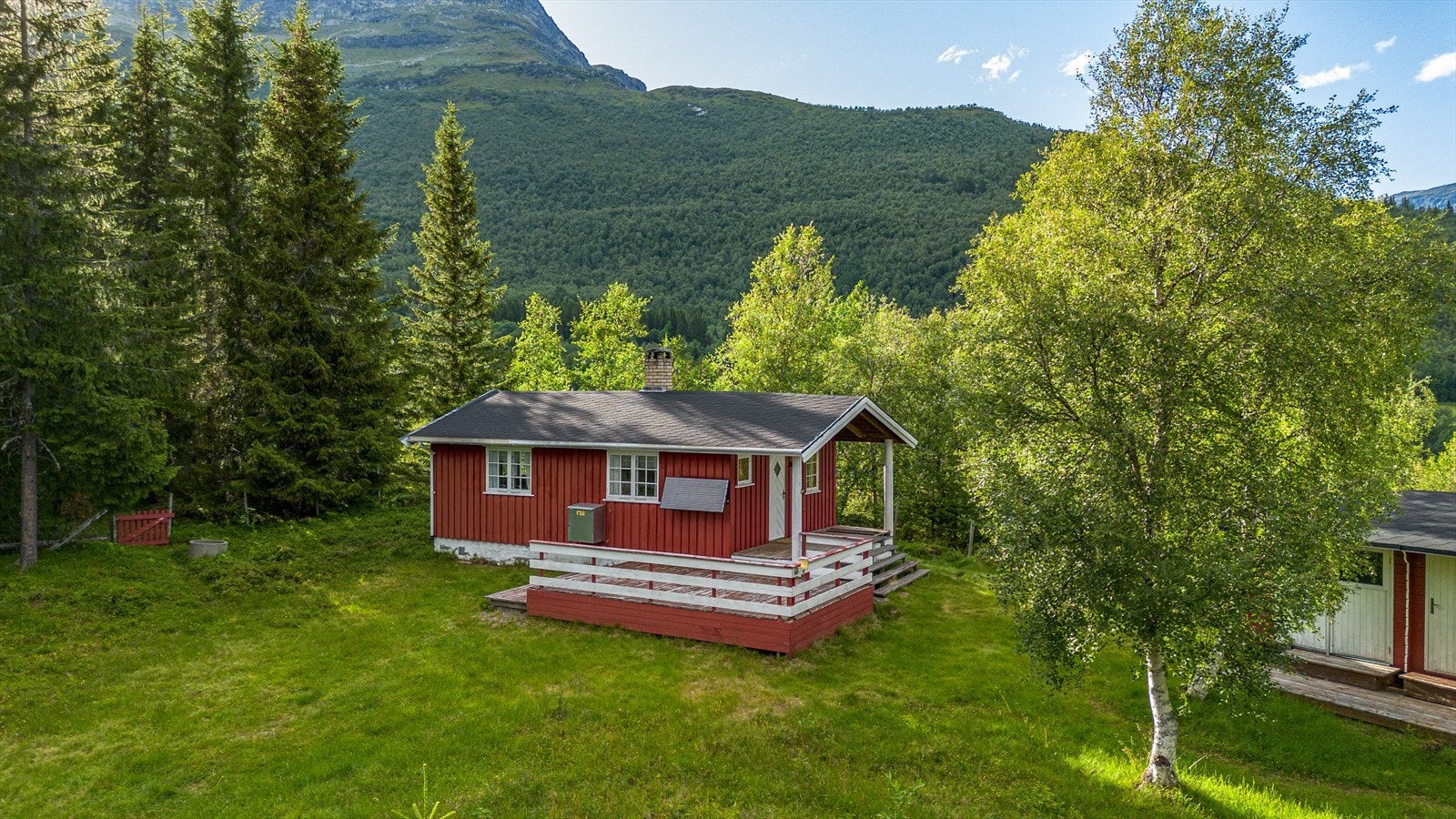 I Sørre Skakadaksvegen 115 kan en nyte nærheten til naturen og mektige fjell i stille og fredelige omgivelser. Galleribilde