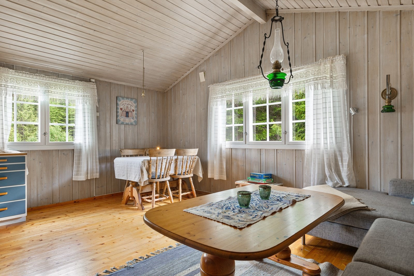 Det er fin plass til både spise- og sofagruppe. Galleribilde
