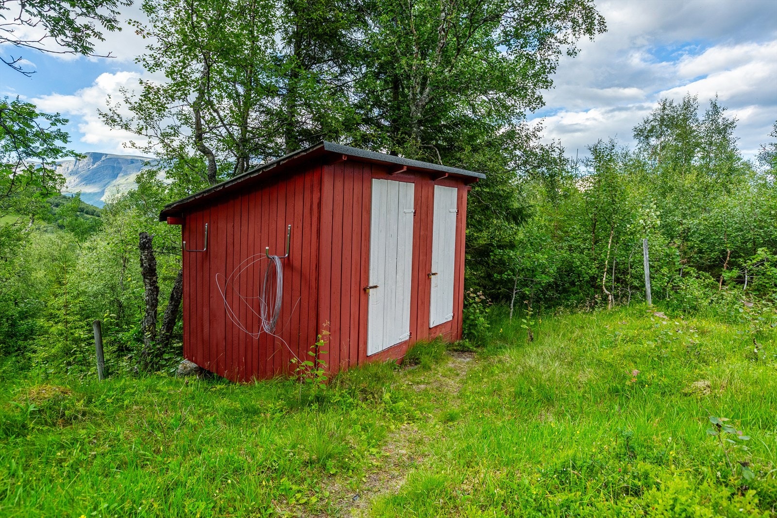 I det andre uthuset er det vedskjul og utedo. Galleribilde