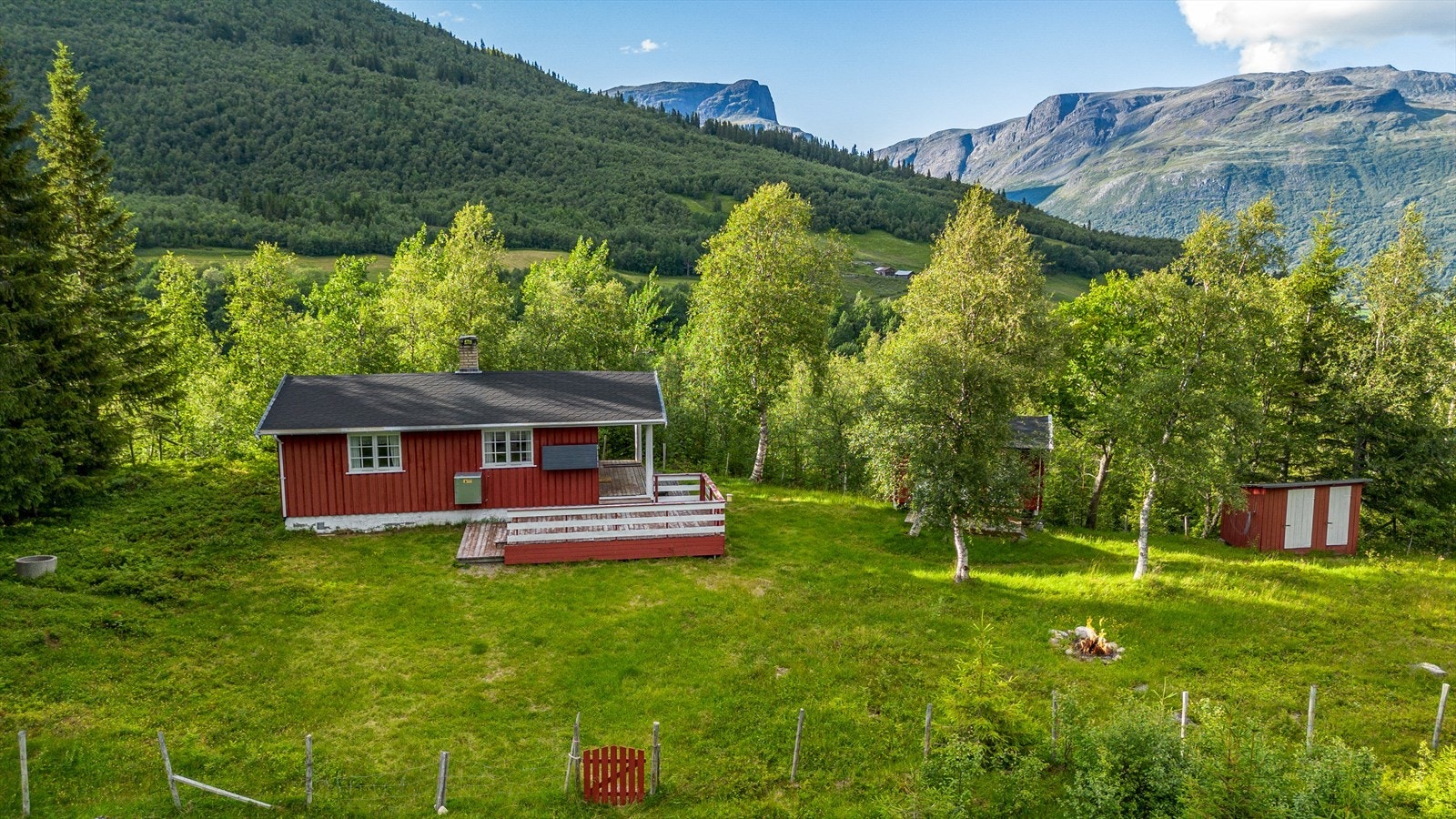 Det er sommervei inn til hytta, mens en om vinteren må parkere ca. 1 km unna. Det er muligheter for leie av snøskutertransport. Galleribilde