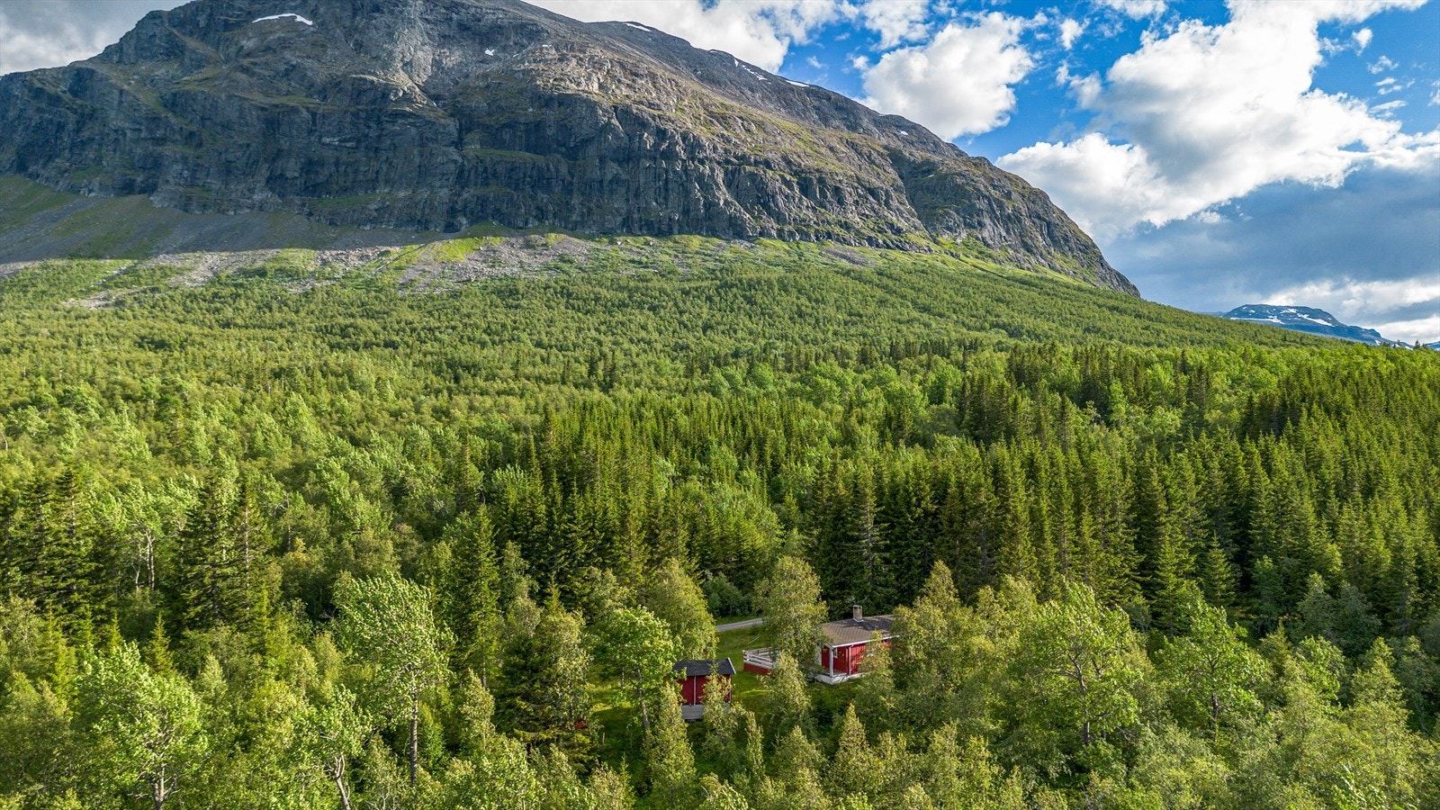 Eiendommen ligger i Skakadalen, ved foten av Grindane opp for Grindaheim. Galleribilde