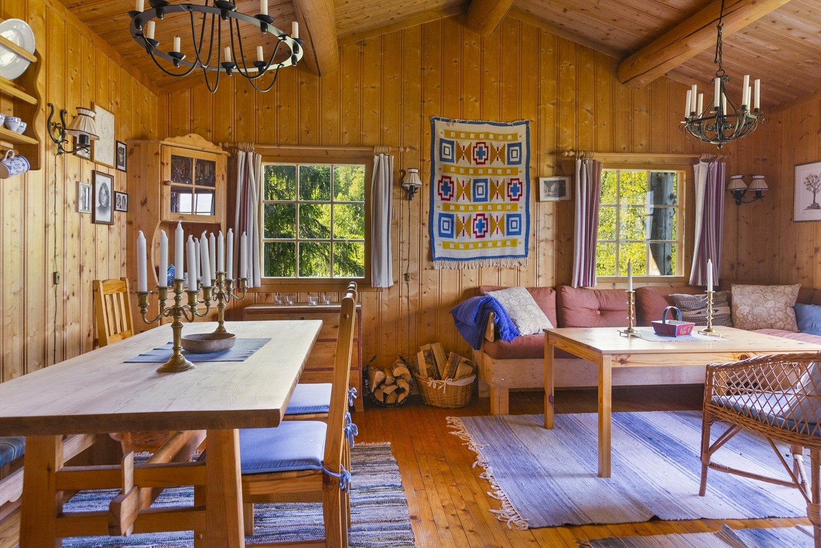 Inne i hytta er det en lys og luftig stue med mønet himling og fem tømmeråser, noe som gir en koselig hyttestemning. Galleribilde