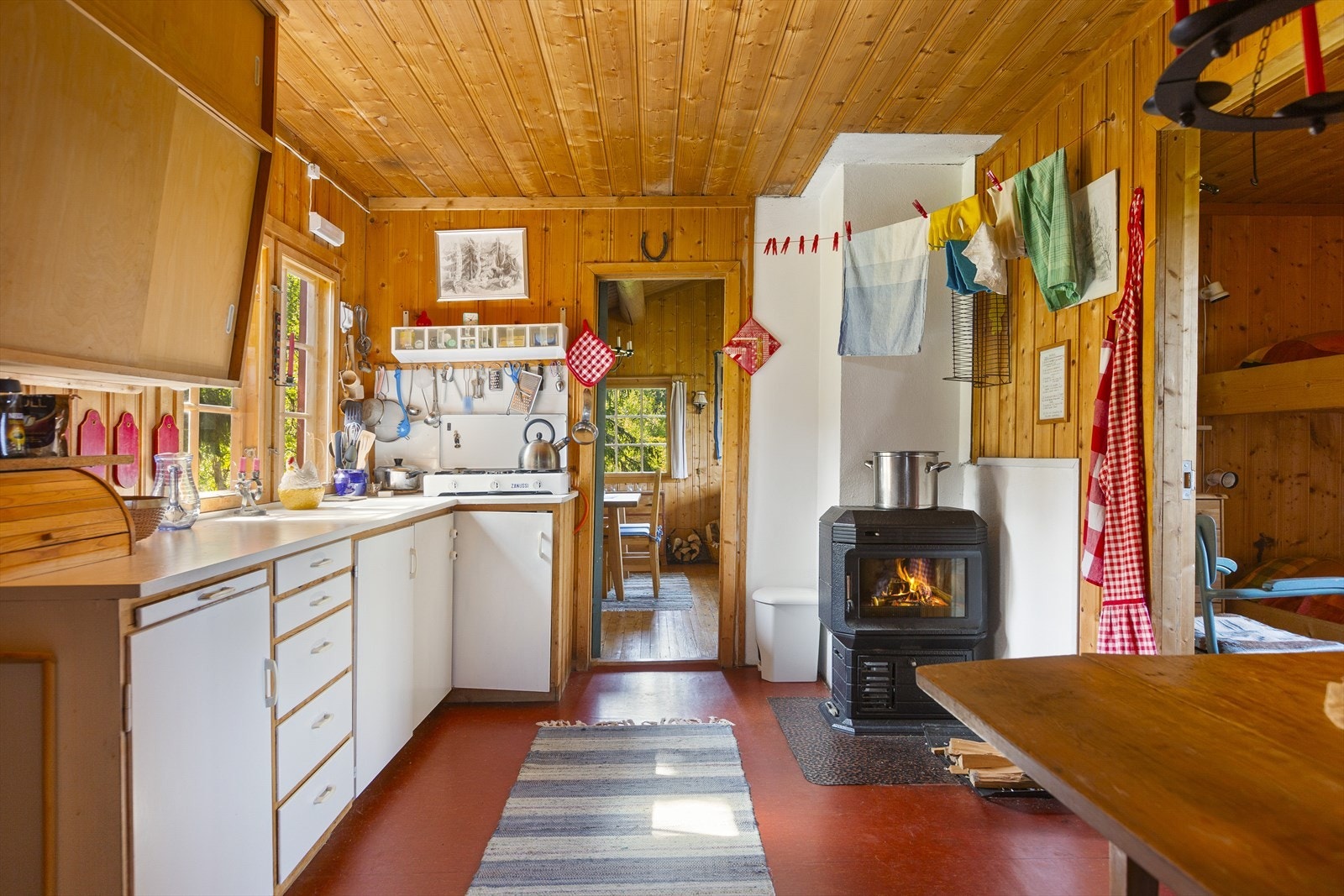 En kombinert ved- og parafinovn gir lun og god varme til rommet. Dagtanken til ovnen er plassert i vindfanget. Galleribilde