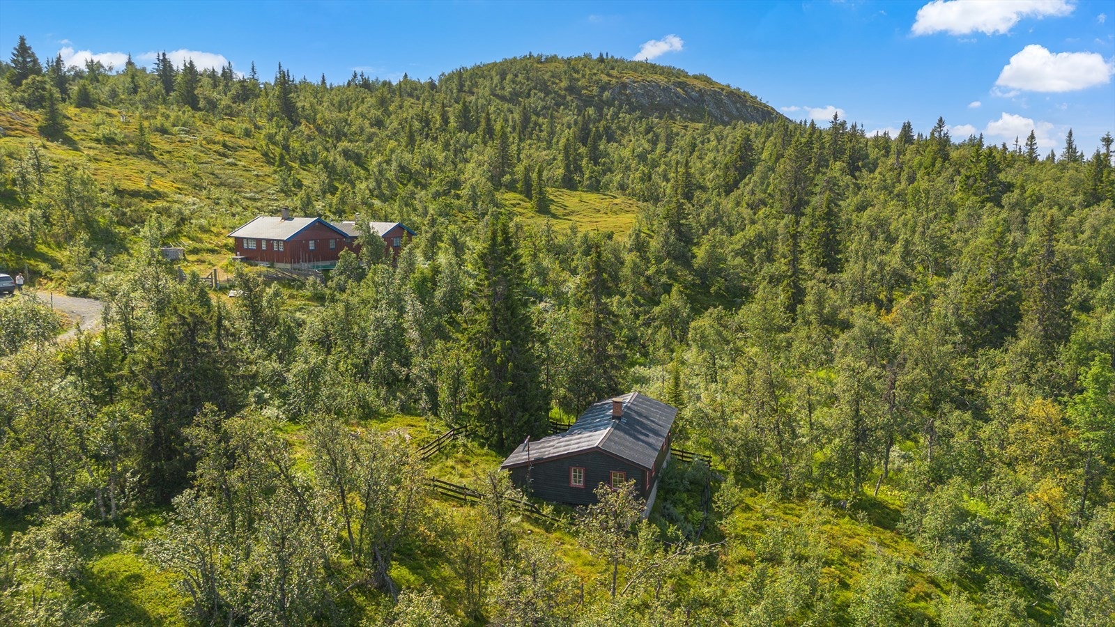 Eiendommen "Bestebu" ligger i behagelig kjøreavstand fra Østlandsområdet. Den er omgitt av vakker natur og har flotte turmuligheter rett utenfor hyttedøra. Galleribilde