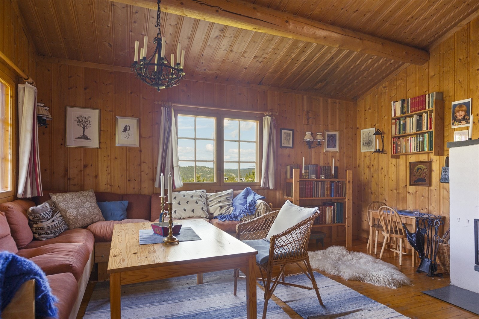 De mange vinduene slipper inn godt med lys og lar en nyte utsikten utover Fjellstølen og til fjellene rundt. Galleribilde