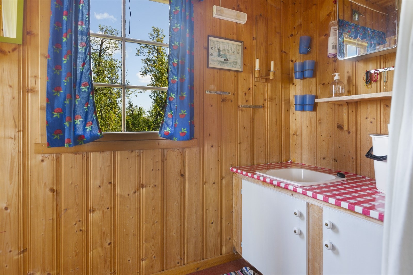 Hytta har også et rom hvor det er laget en plassbygd innredning med underskap og nedfelt servant med avløp til bøtte. Galleribilde