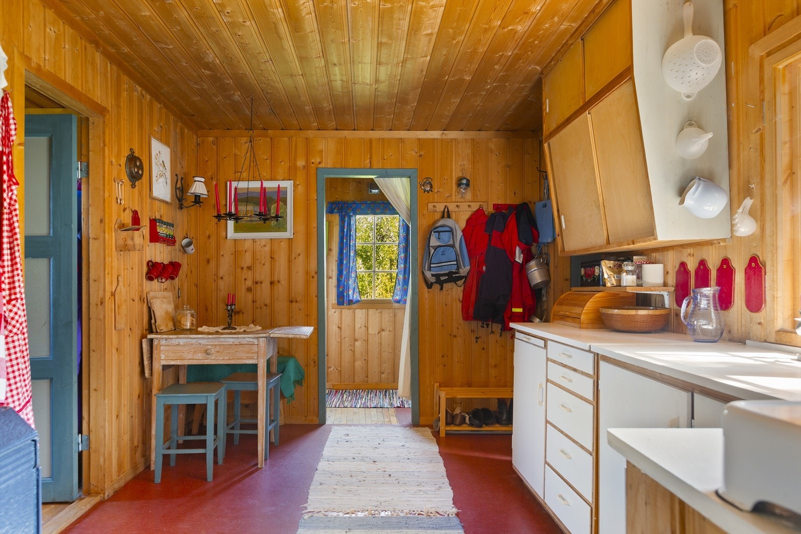 På kjøkkenet er det også en liten, men hyggelig spiseplass. Galleribilde