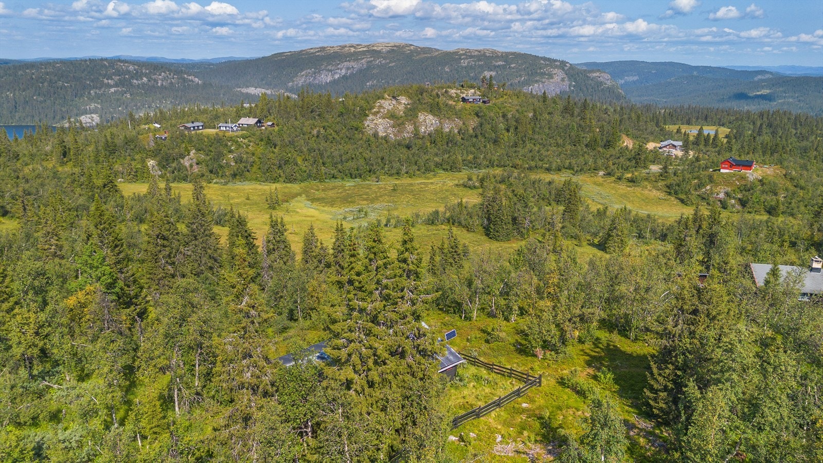 Vid utsikt utover området, mot Makalausfjellet og områdene rundt. Galleribilde