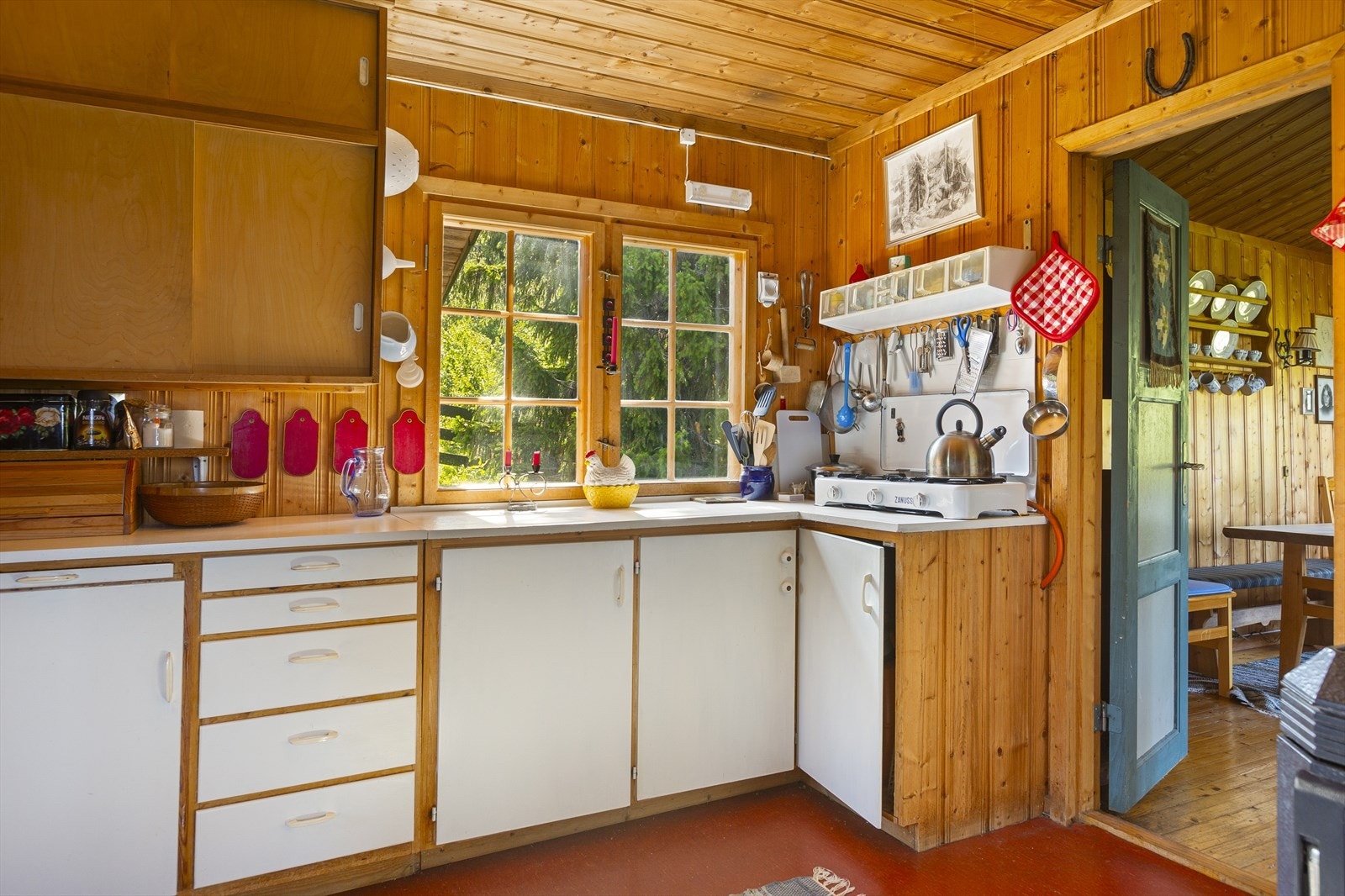 På kjøkkenet har plassbygd innredning med over- og underskap, samt laminert benkeplate. 3-bluss kokeapparat. Galleribilde