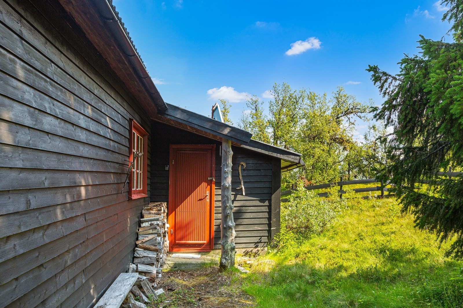 Hytta har praktisk overbygd inngangsparti. Galleribilde