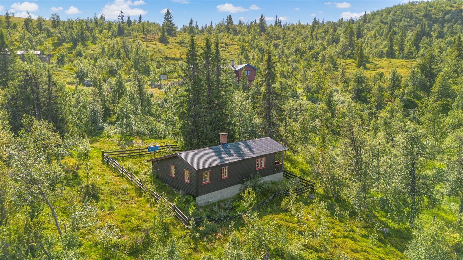 Hytta ligger på en trivelig, inngjerdet naturtomt med mulighet for flere uteplasser. Galleribilde