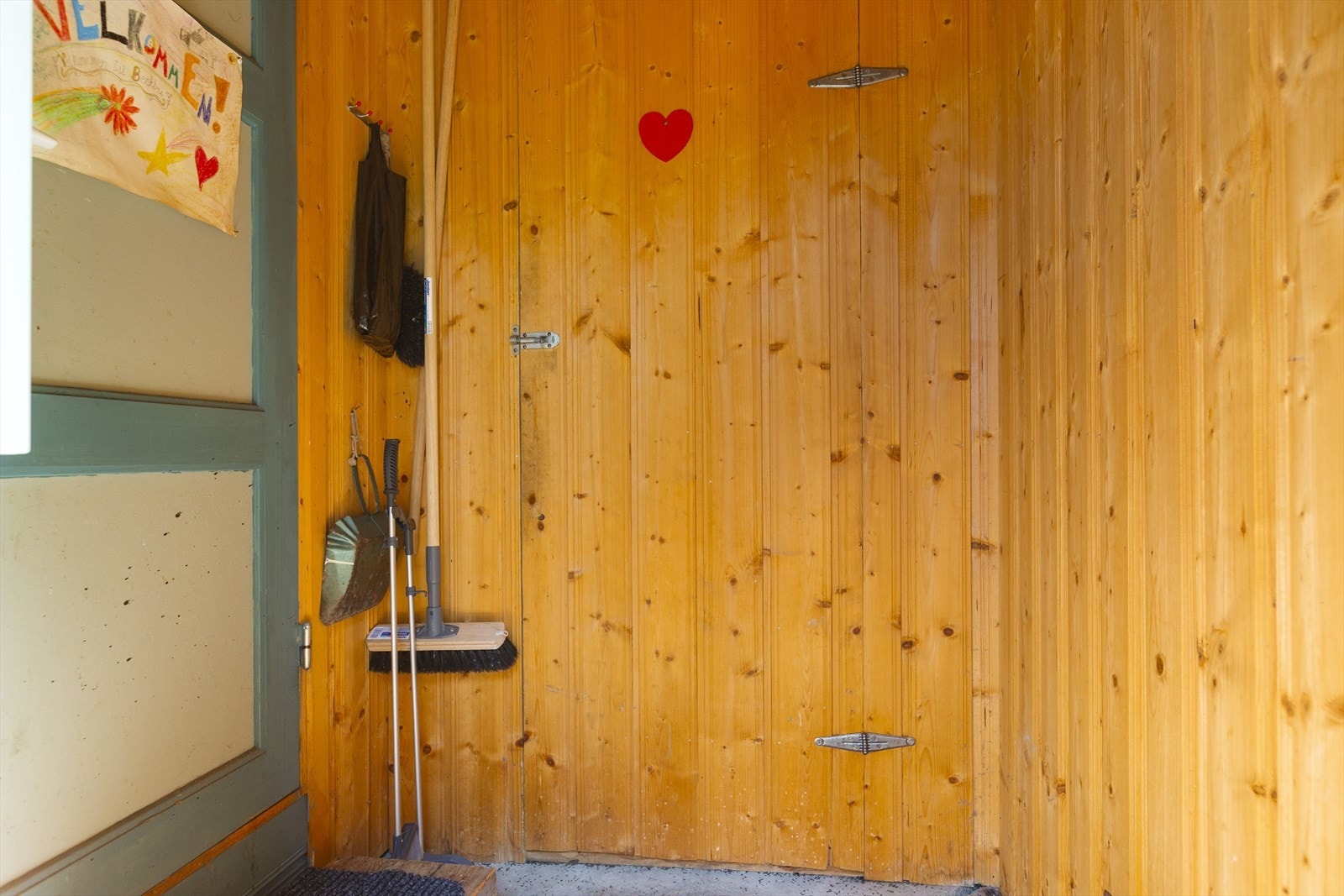 I tilknytning til vindfanget er det to boder med god oppbevaringsplass. Galleribilde