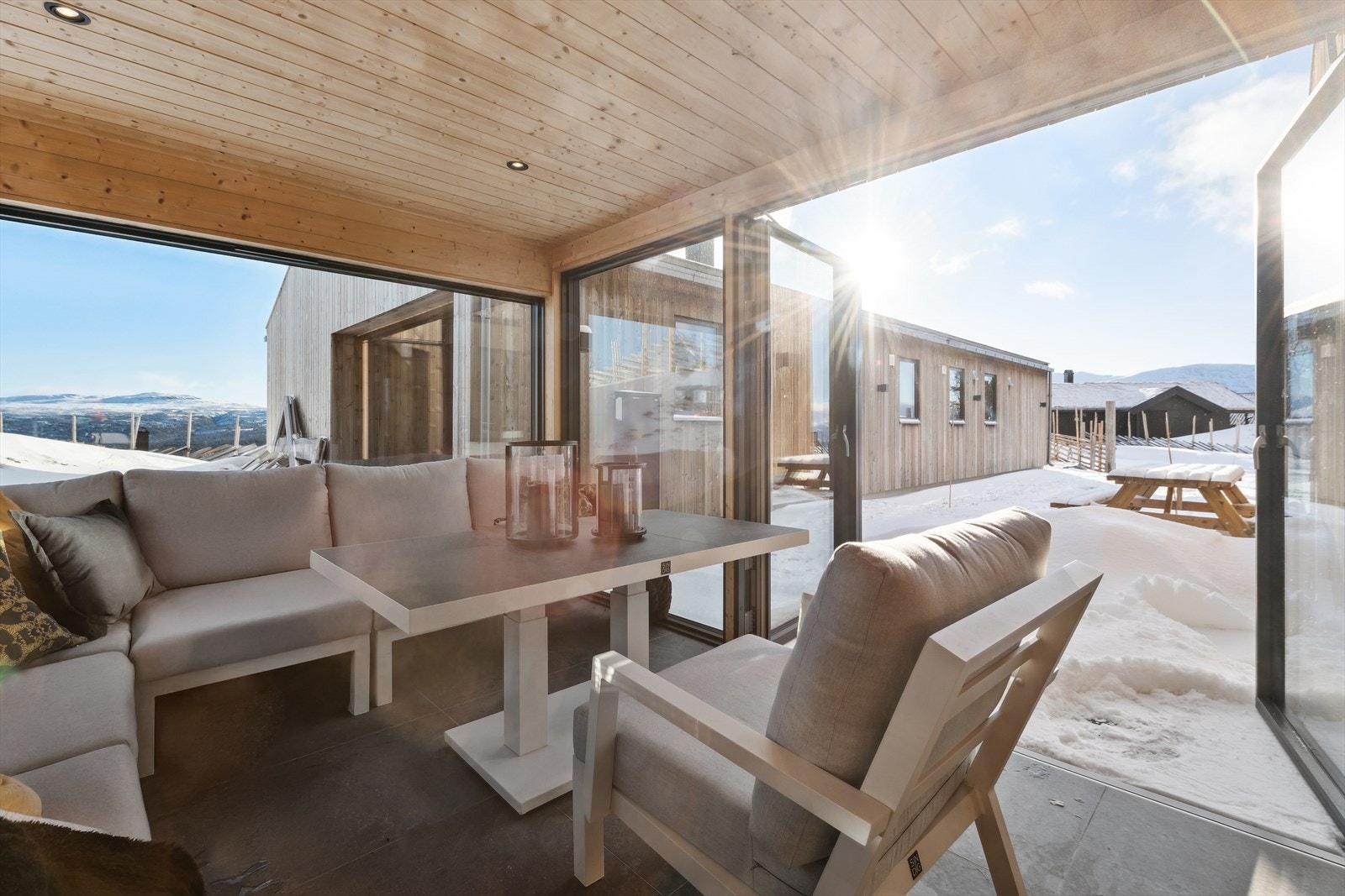 Garasjen har direkte inngang til et lysthus i samme stil, med downlights og varme under store gulvfliser. Galleribilde