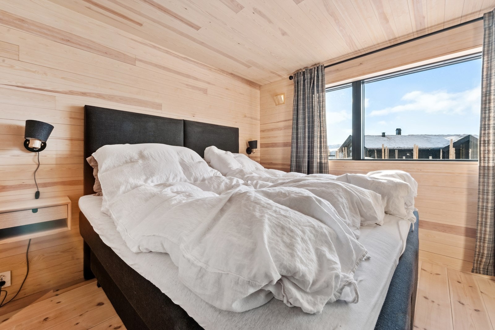 Hovedsoverommet er meget romslig, og ligger i suiteløsning med det ene badet. Galleribilde