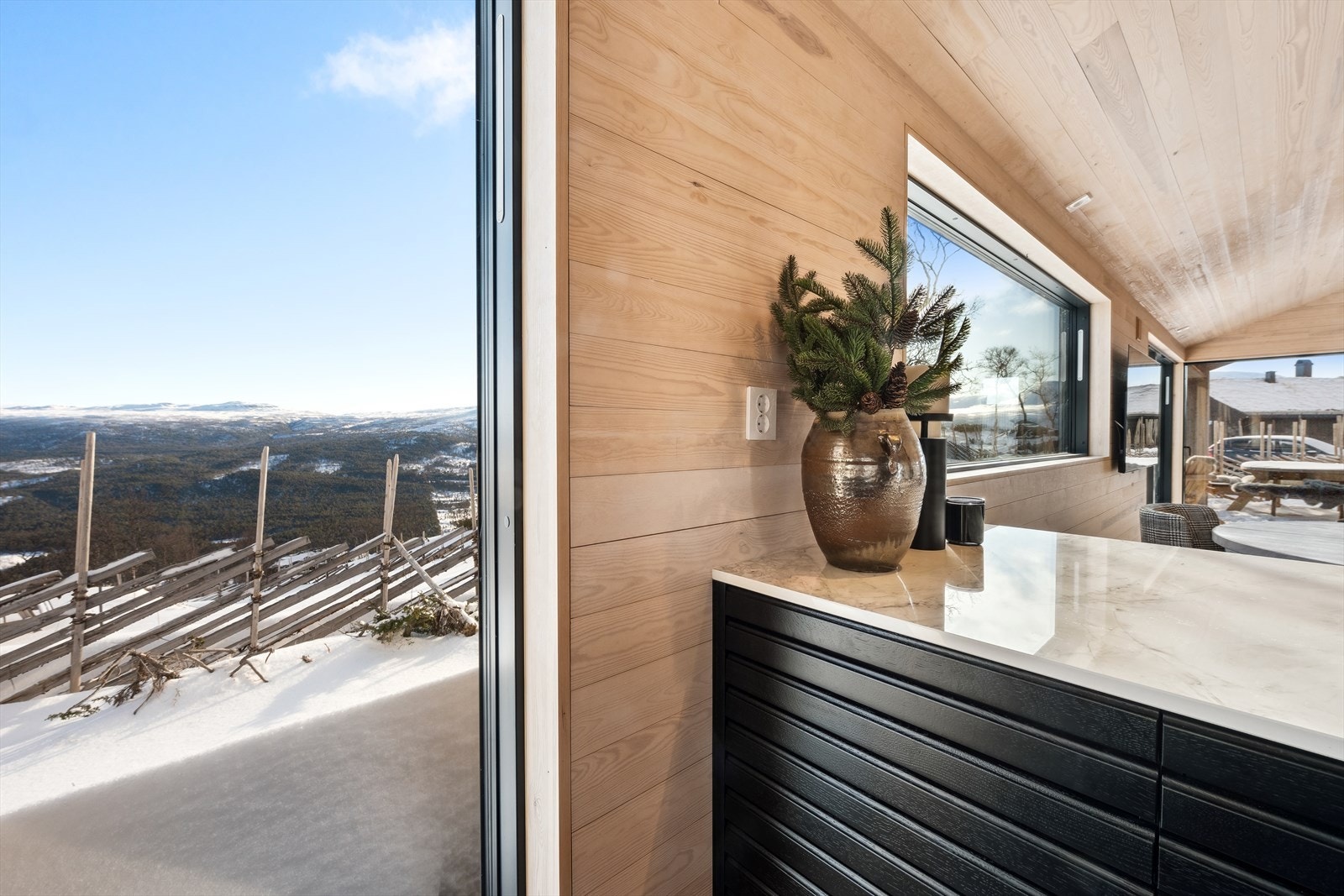 Nærområdet byr på et bredt spekter av naturopplevelser, med toppturer, fiskevann og muligheter for jakt. Galleribilde