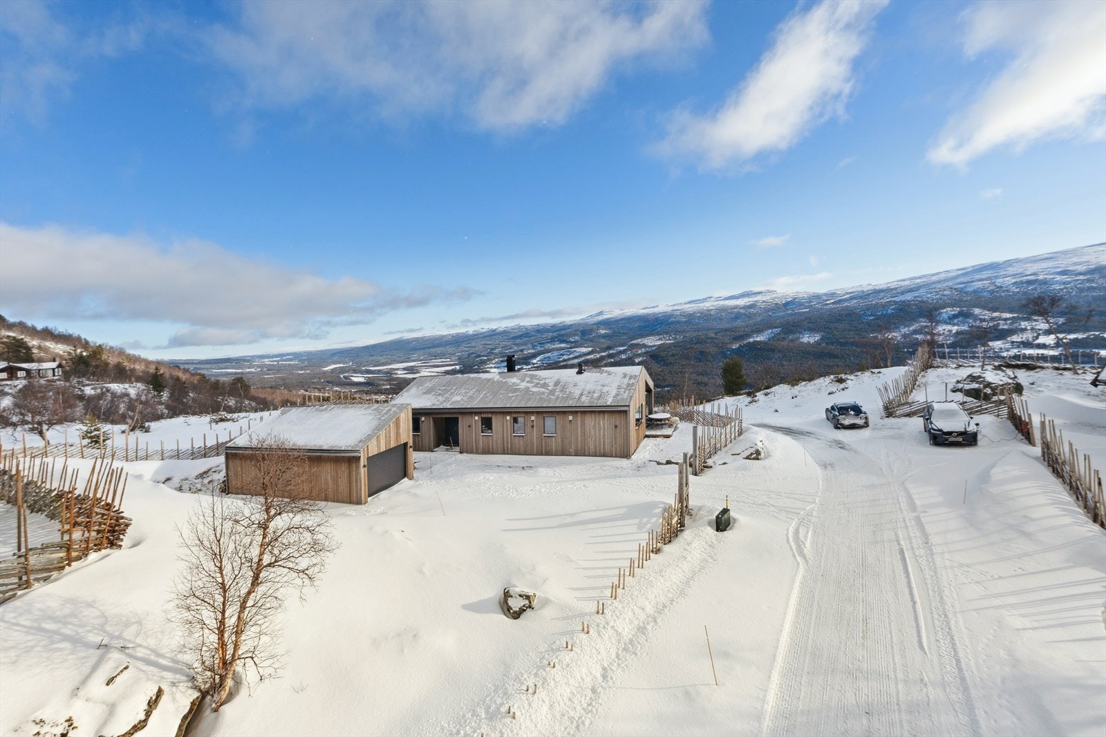 Uteområdet er inngjerdet med skigard, og byr på godt med boltreplass for både store og små. Galleribilde