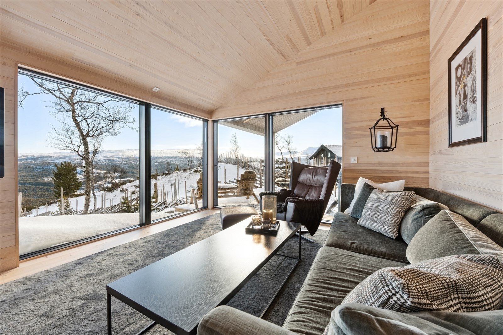 Vinduene slipper inn rikelig med dagslys, og gir en flott wow-effekt når man entrer rommet. Galleribilde